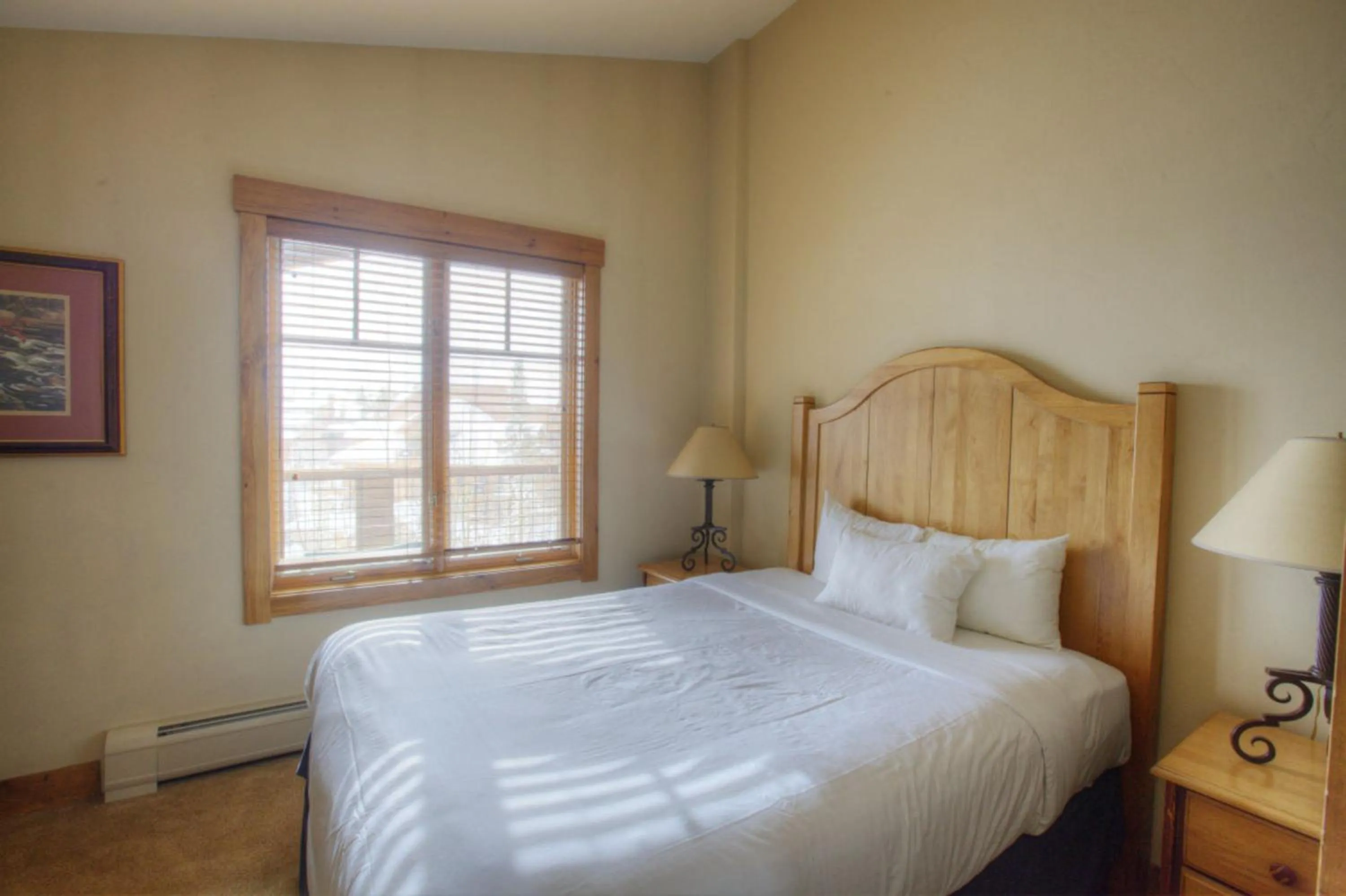 Bedroom, Bed in Mountain Thunder Lodge