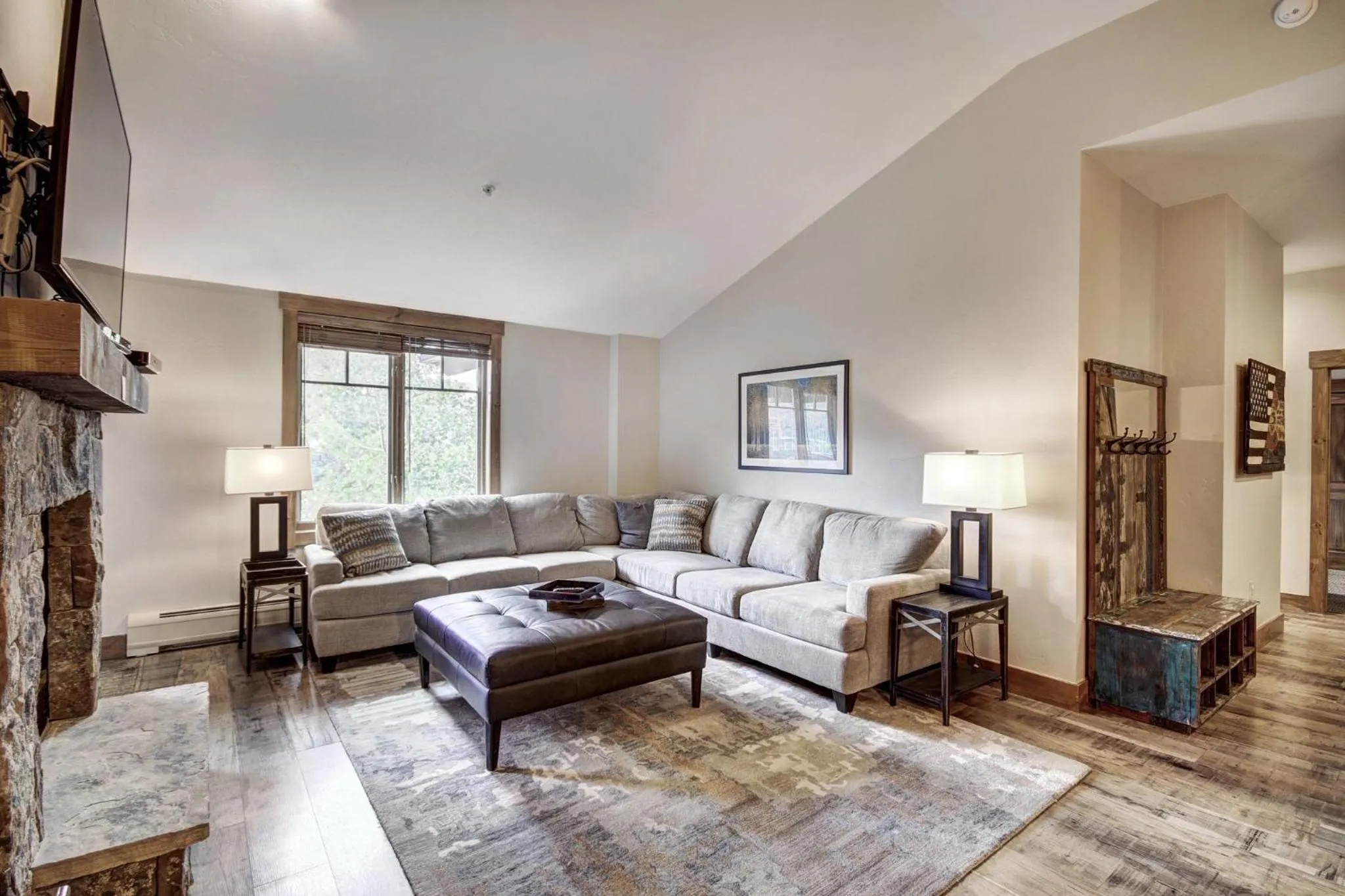 Living room, Bed in Mountain Thunder Lodge