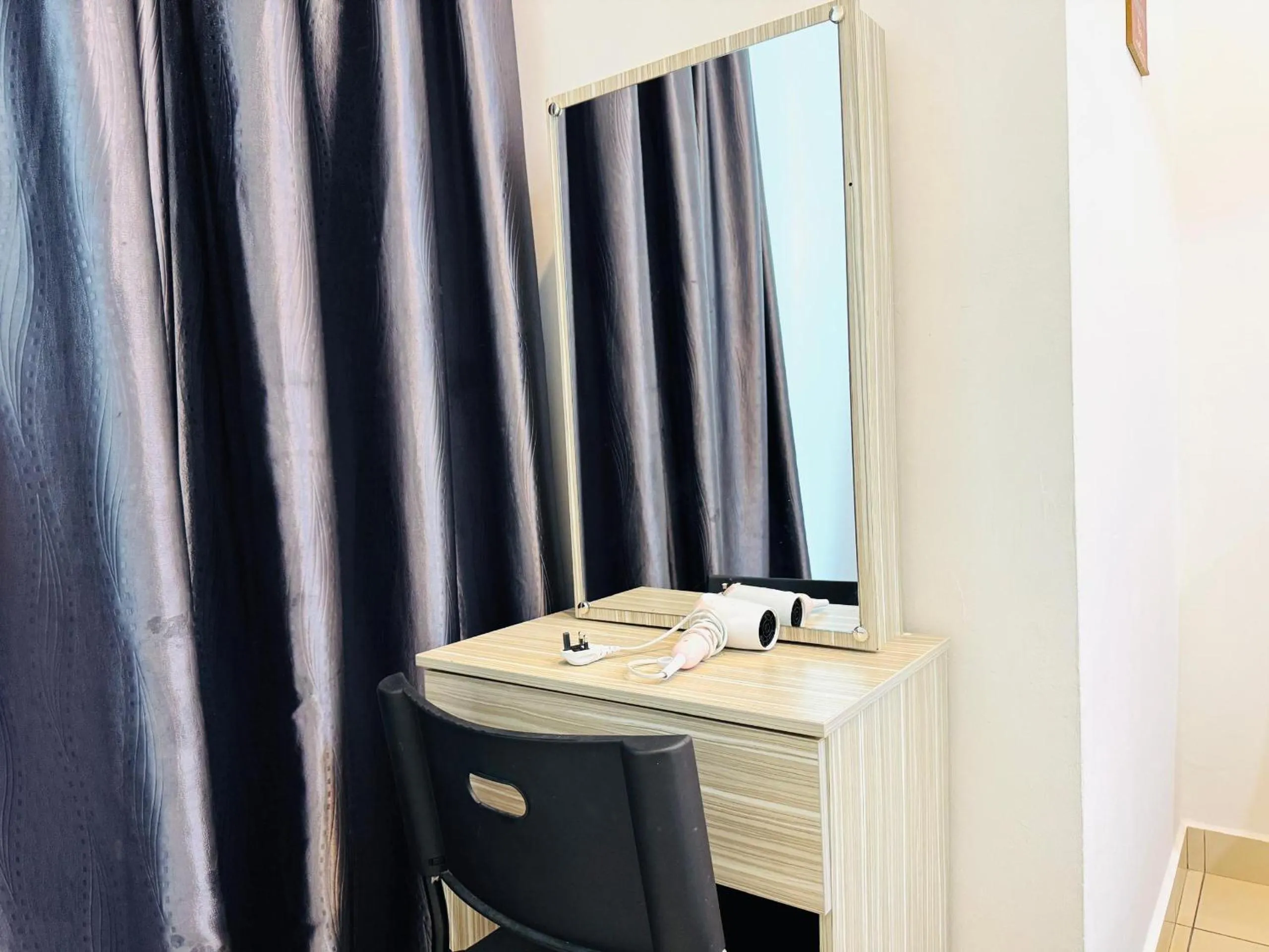 hair dresser in Hejmo Suites