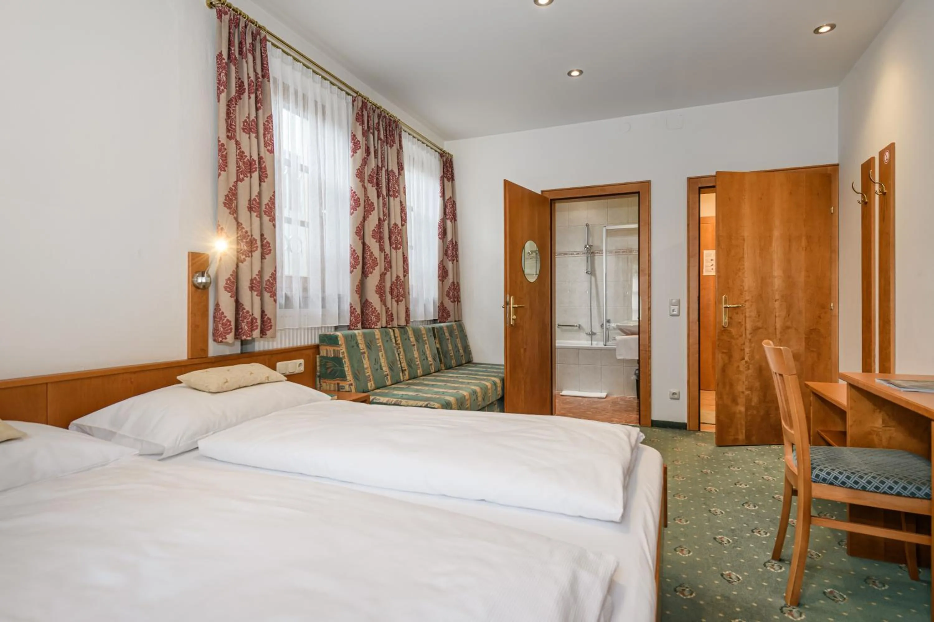 Bedroom, Bed in Ferienhaus Birgit - inklusive Eintritt Alpentherme Bad Hofgastein