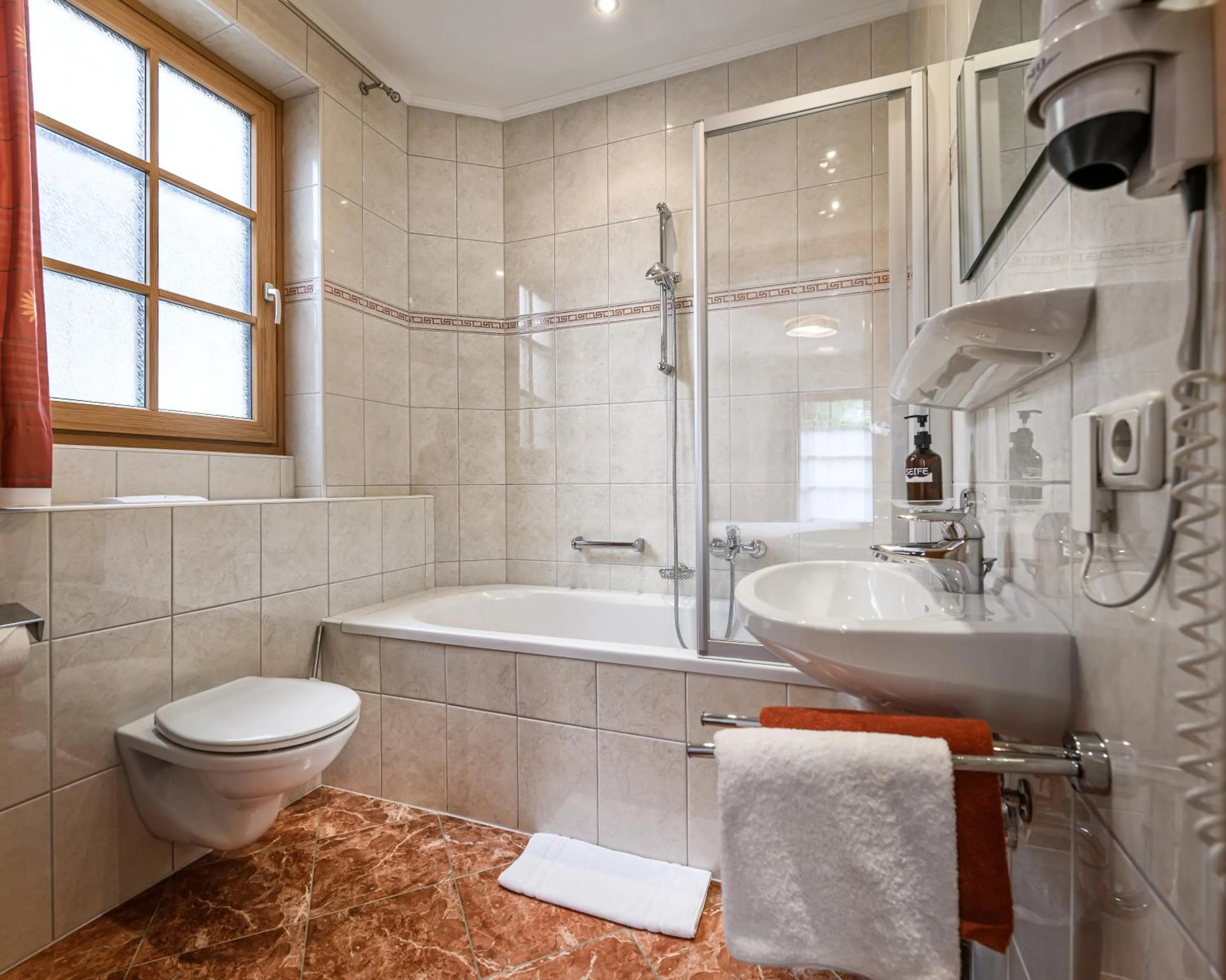 Bathroom in Ferienhaus Birgit - inklusive Eintritt Alpentherme Bad Hofgastein