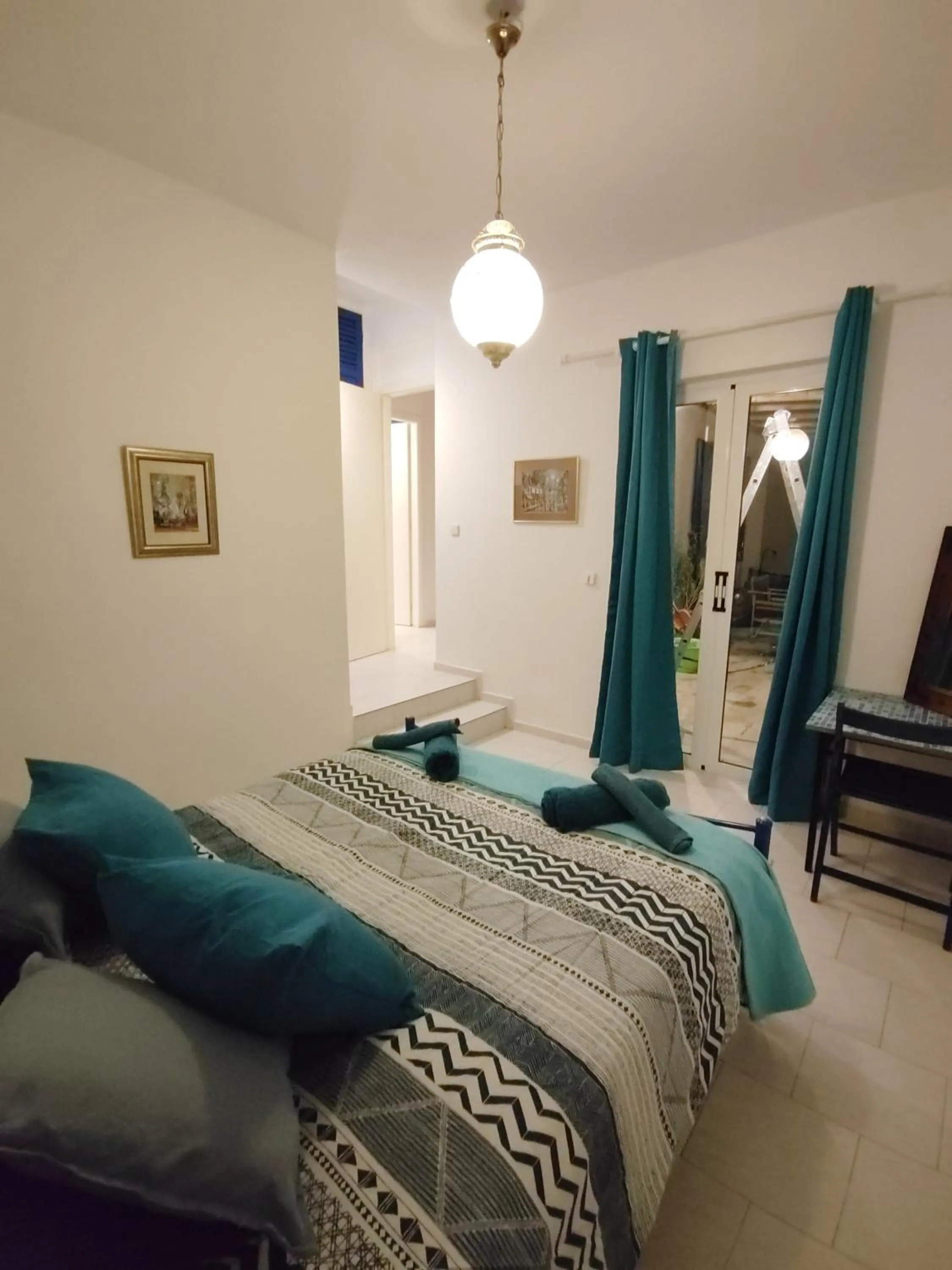 Bedroom, Bed in Oneiro glico