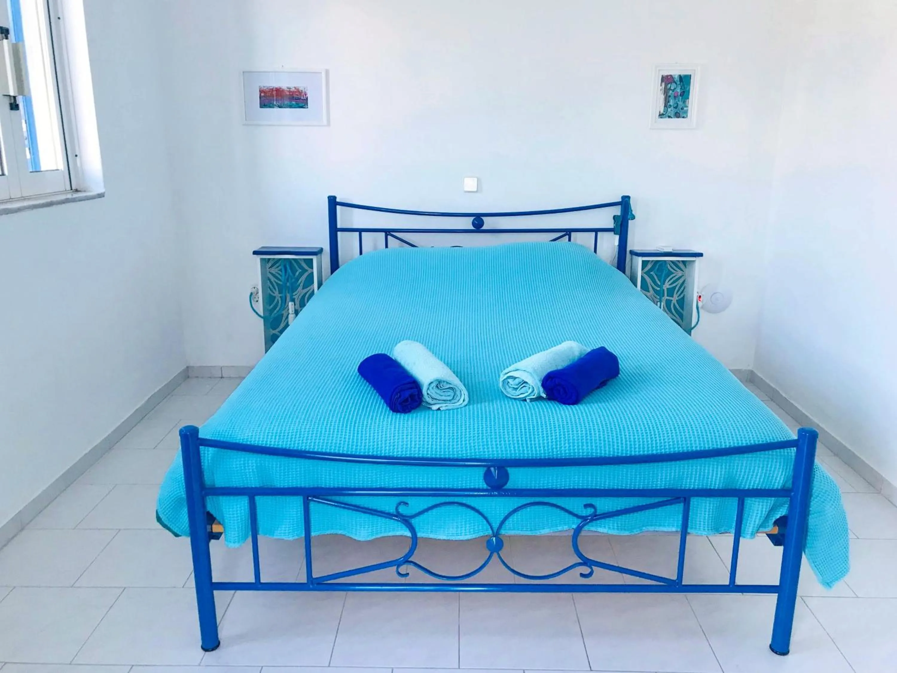 Bedroom, Bed in Oneiro glico