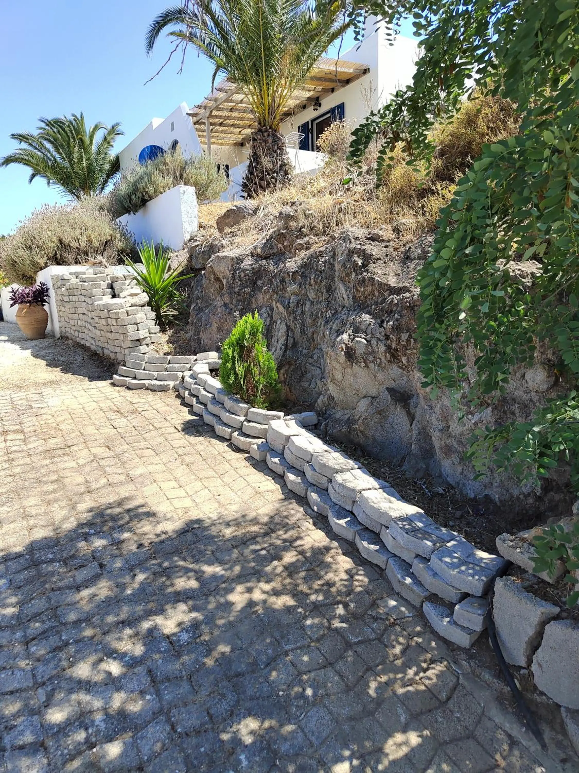 Facade/entrance in Oneiro glico