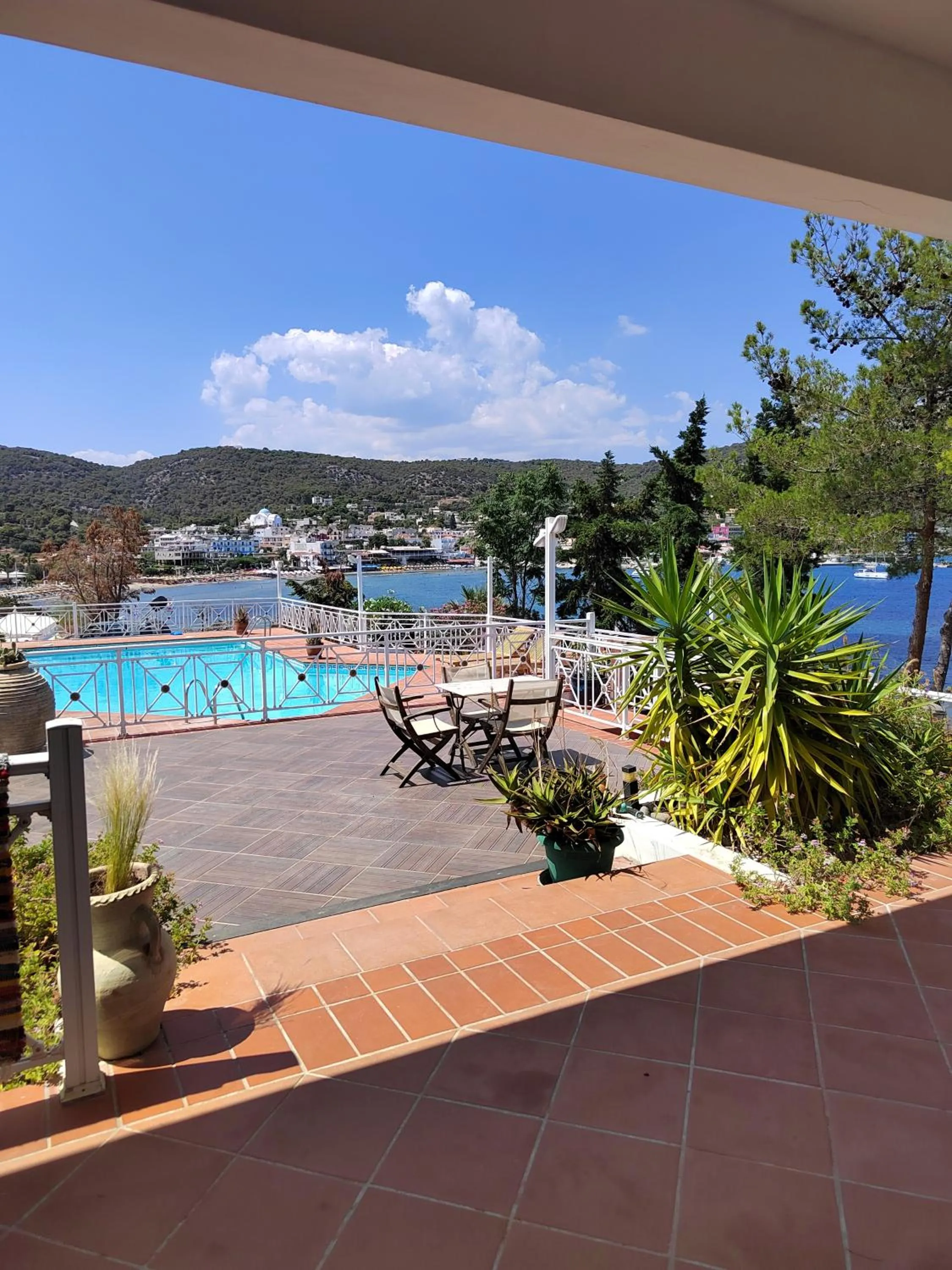 Pool view in Oneiro glico