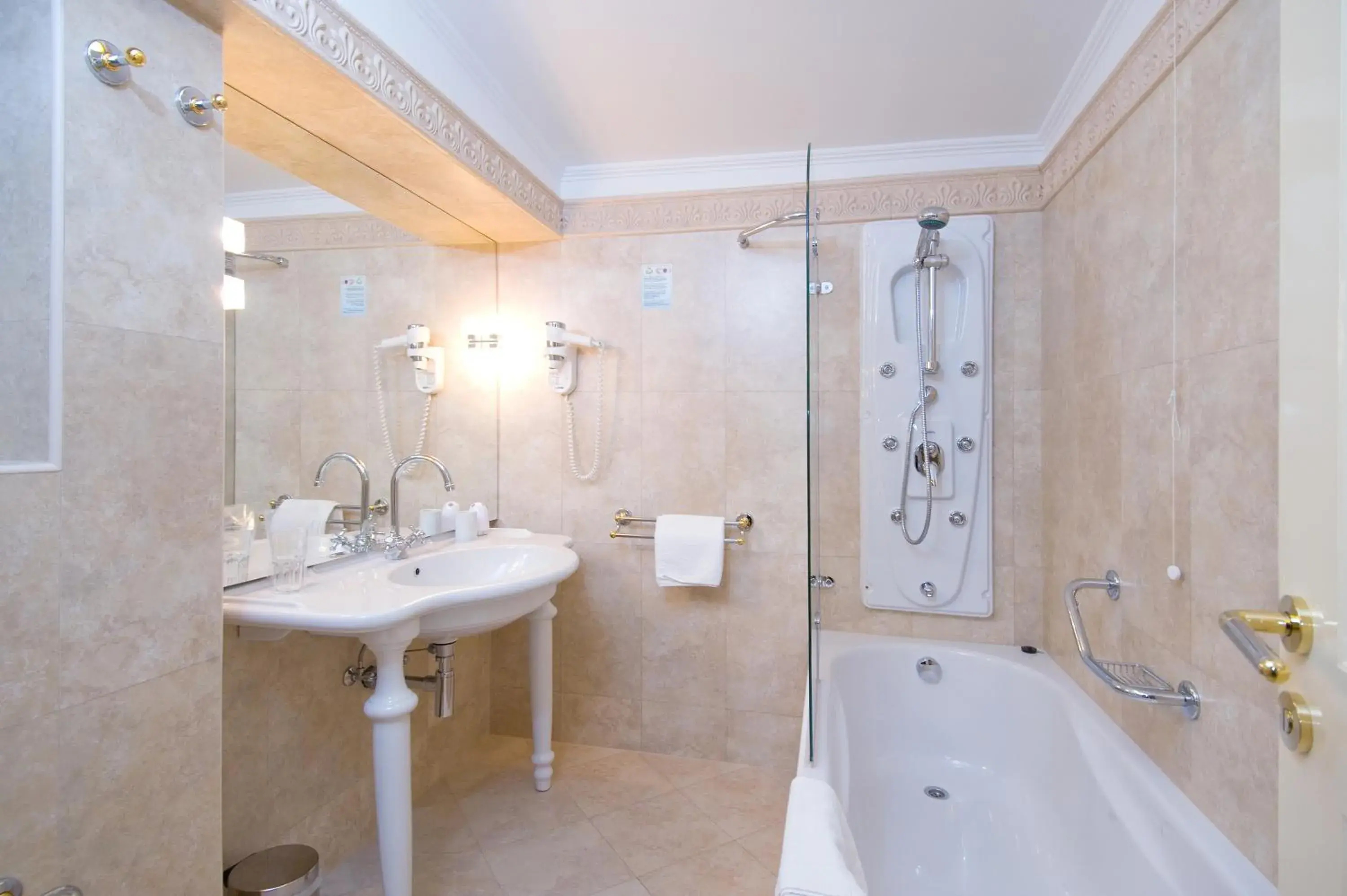 One-Bedroom Apartment with Balcony and Side Sea View in Hotel Sunceva Postelja Brela One-Bedroom Apartment with Balcony and Side Sea View in Hotel Sunceva Postelja Brela