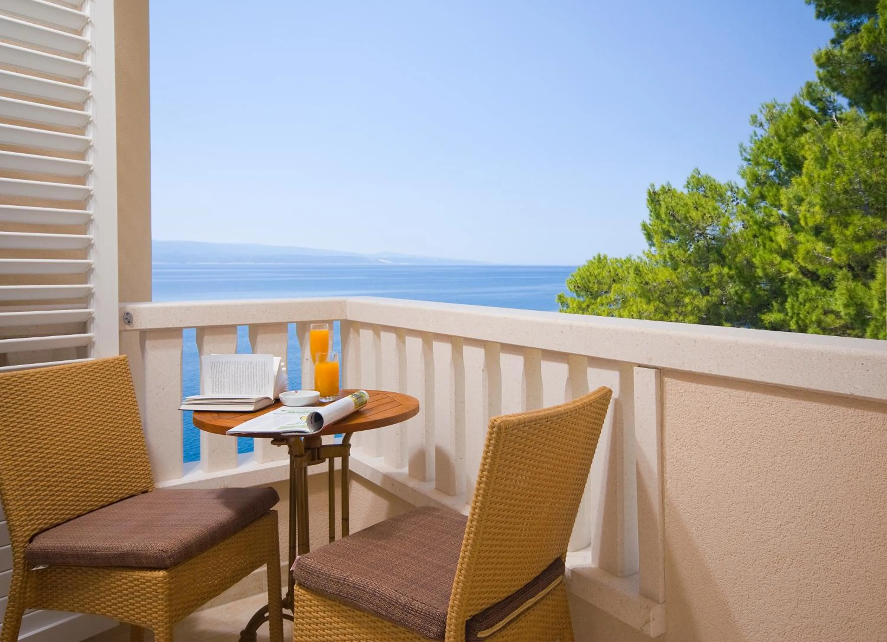One-Bedroom Apartment with Balcony and Side Sea View in Hotel Sunceva Postelja Brela