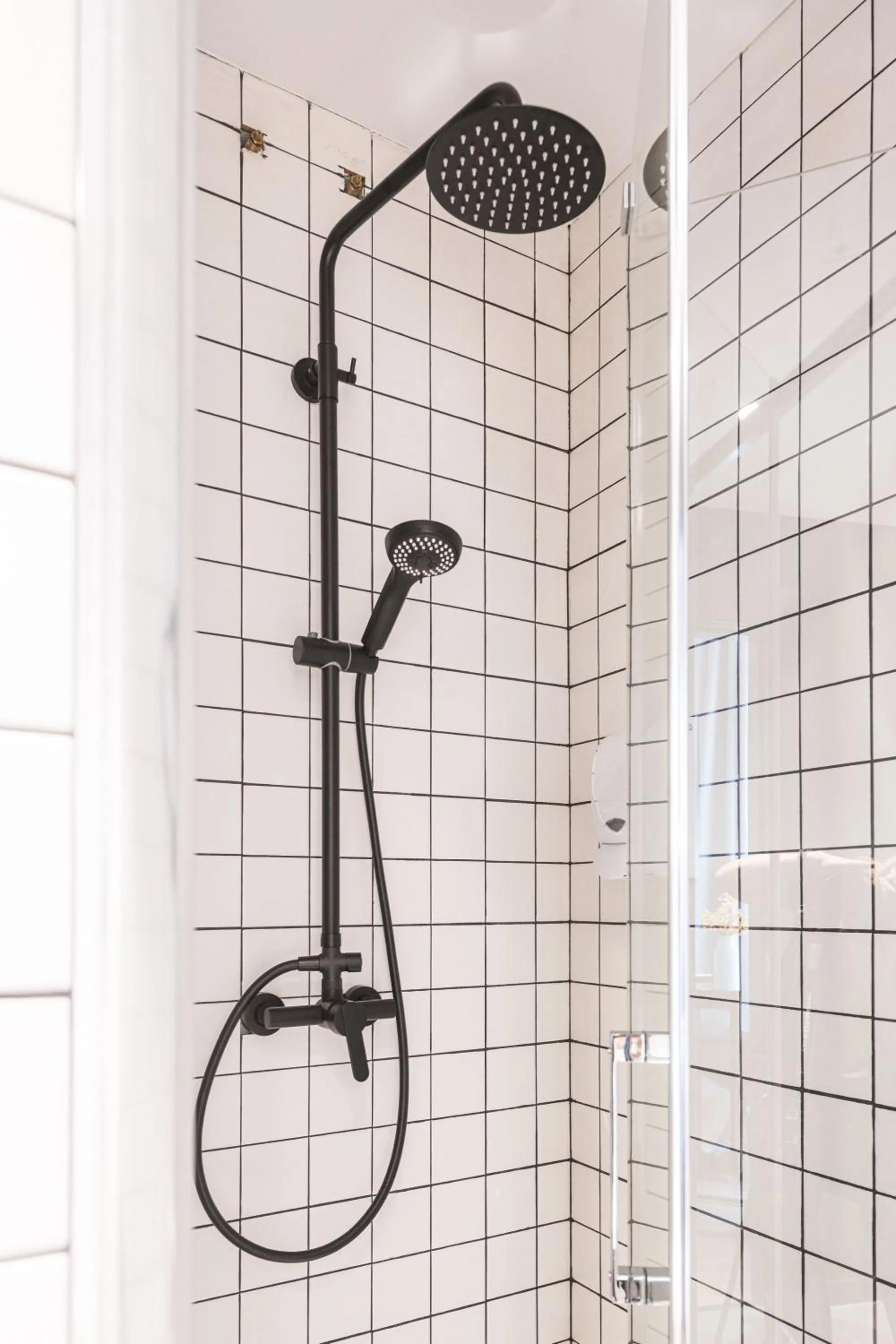 Shower in BYPILLOW San Mamés