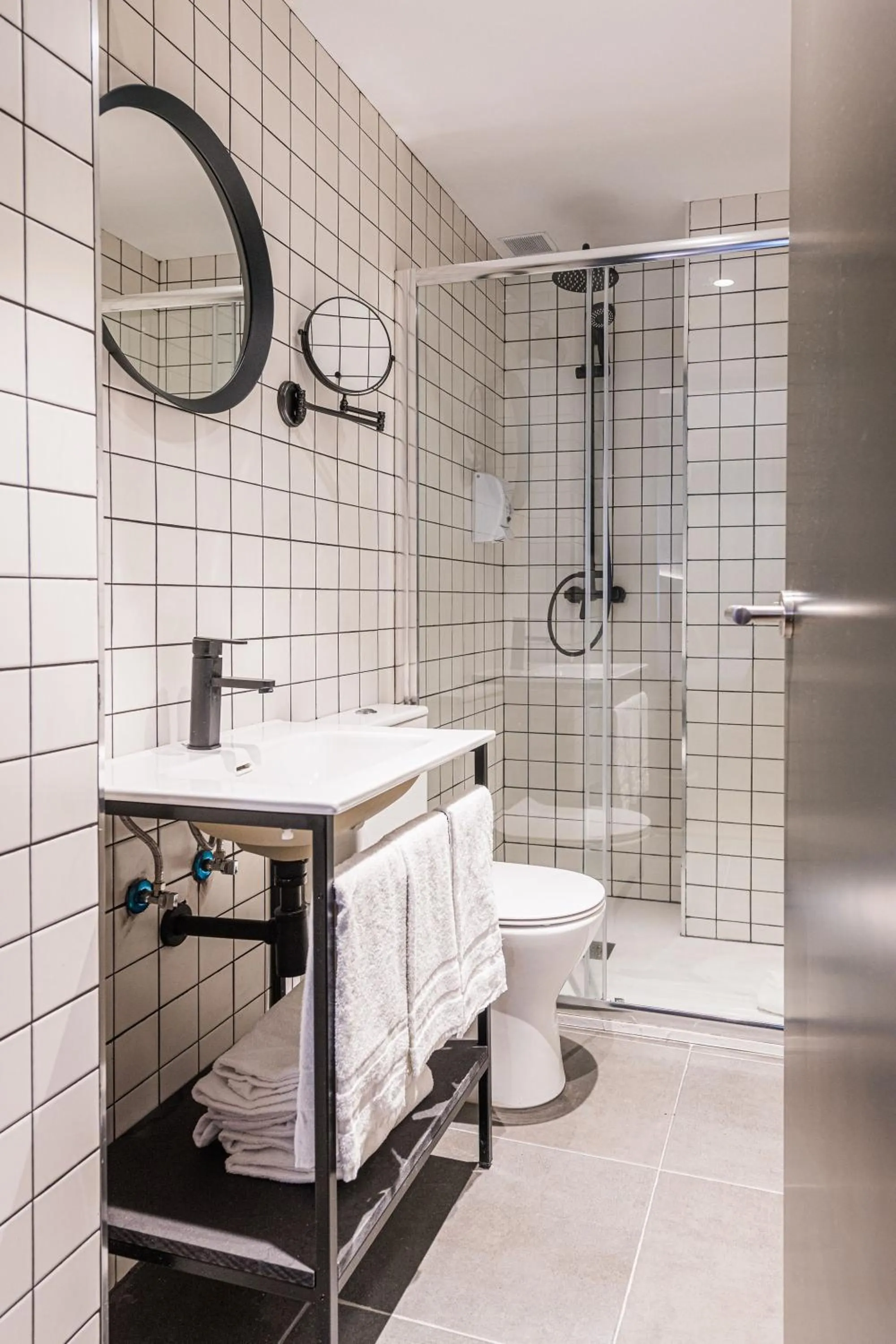 Shower in BYPILLOW San Mamés