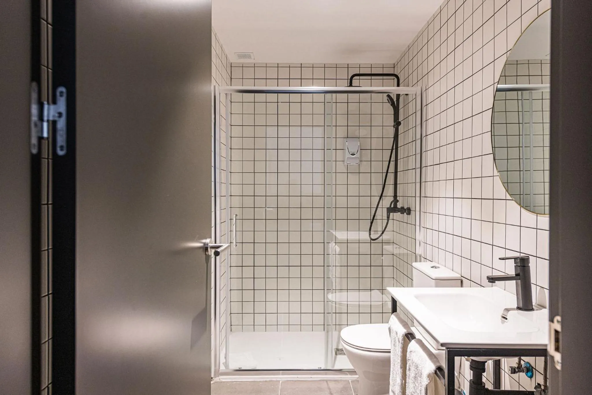 Shower in BYPILLOW San Mamés