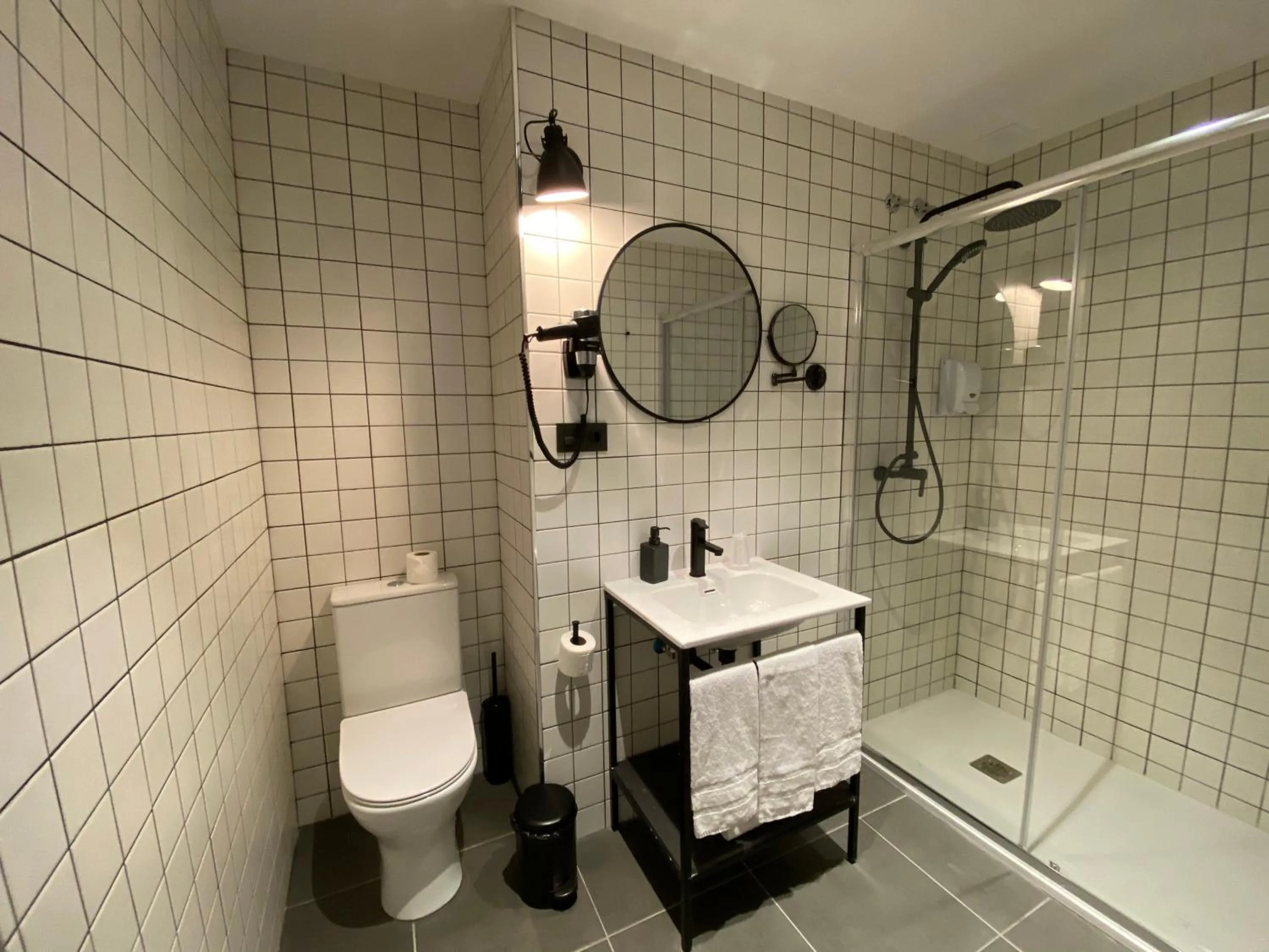 Shower in BYPILLOW San Mamés