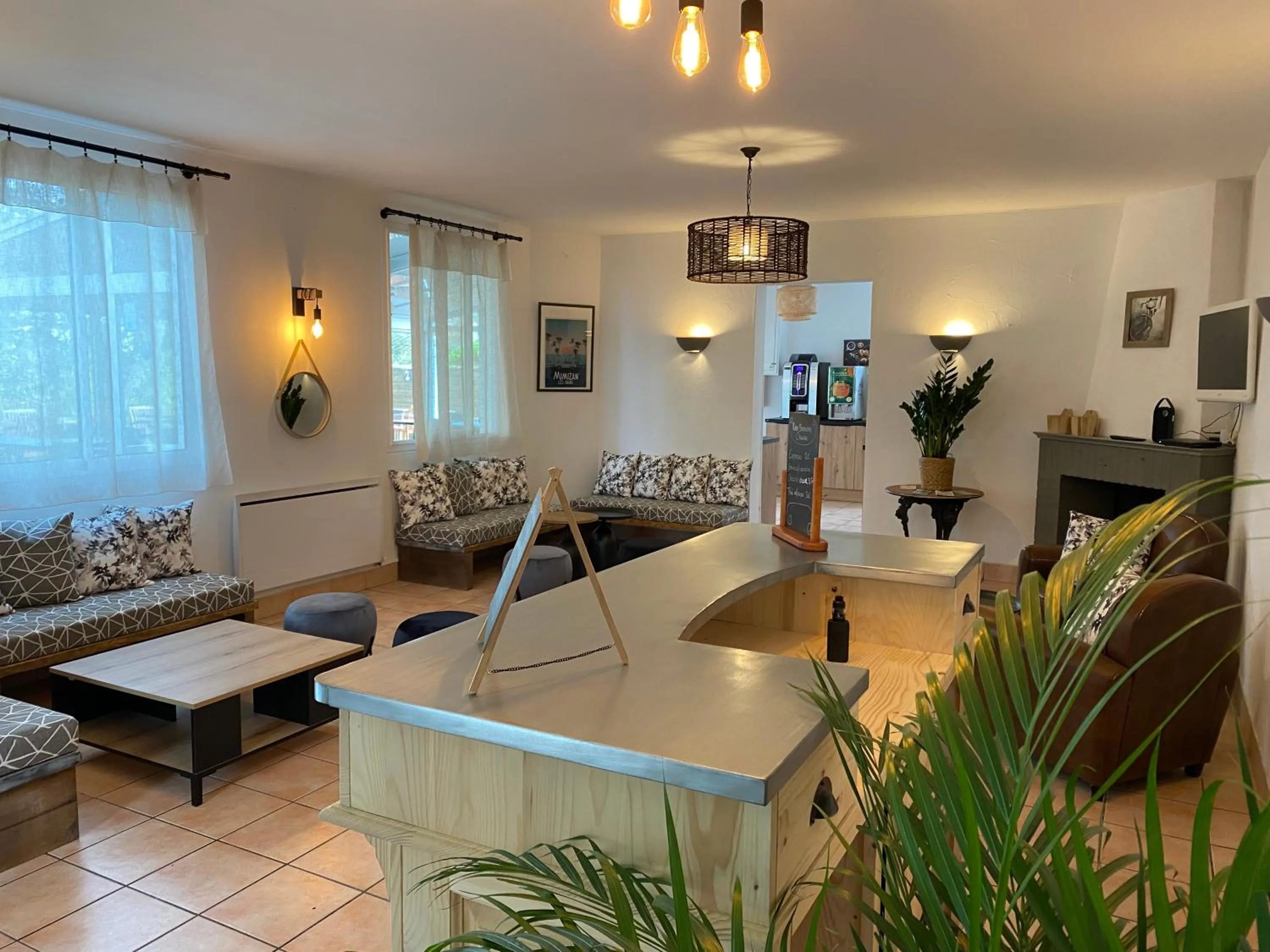 Living room in Logis Hôtel Emeraude des Bois