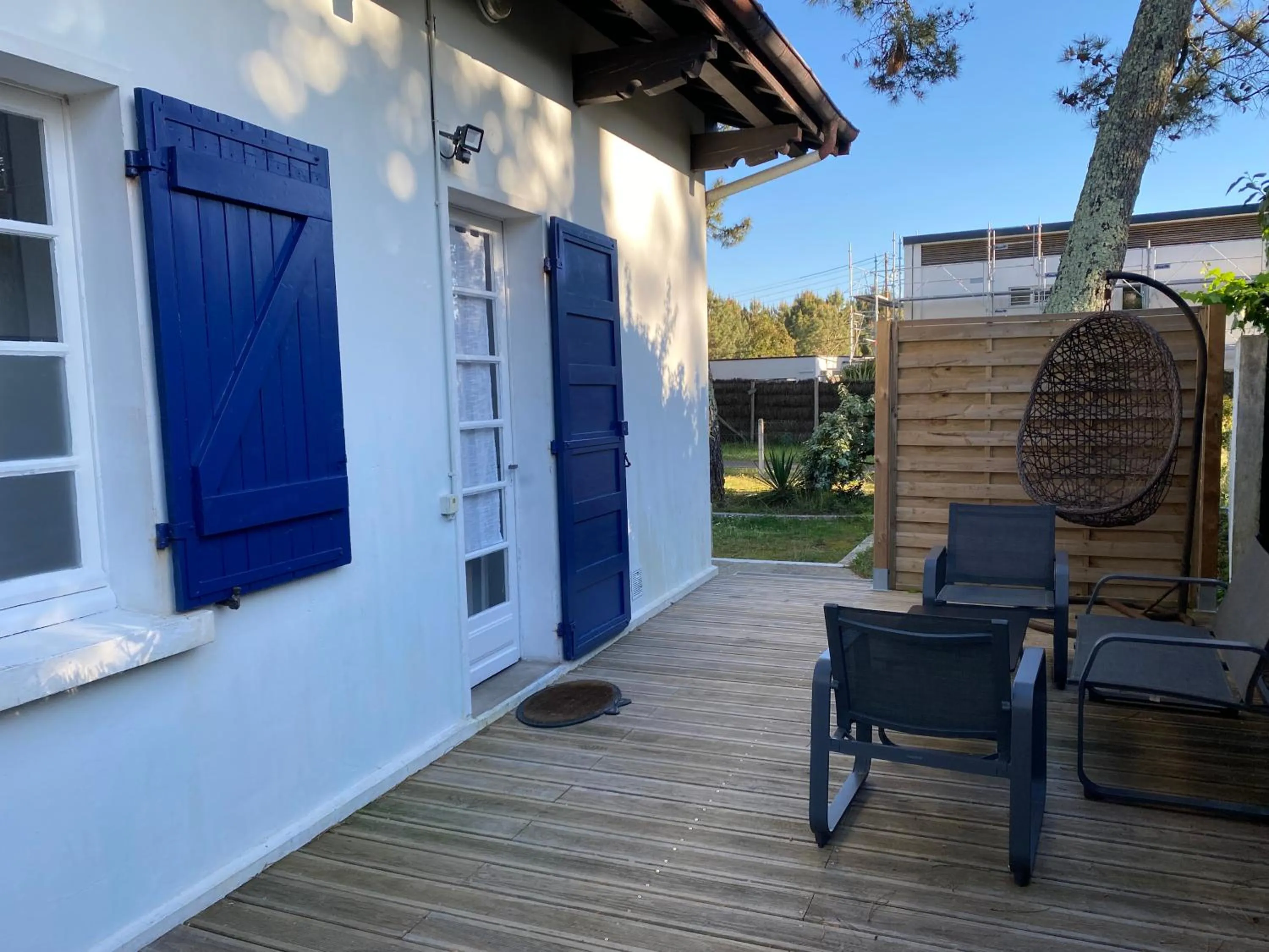 Patio in Logis Hôtel Emeraude des Bois