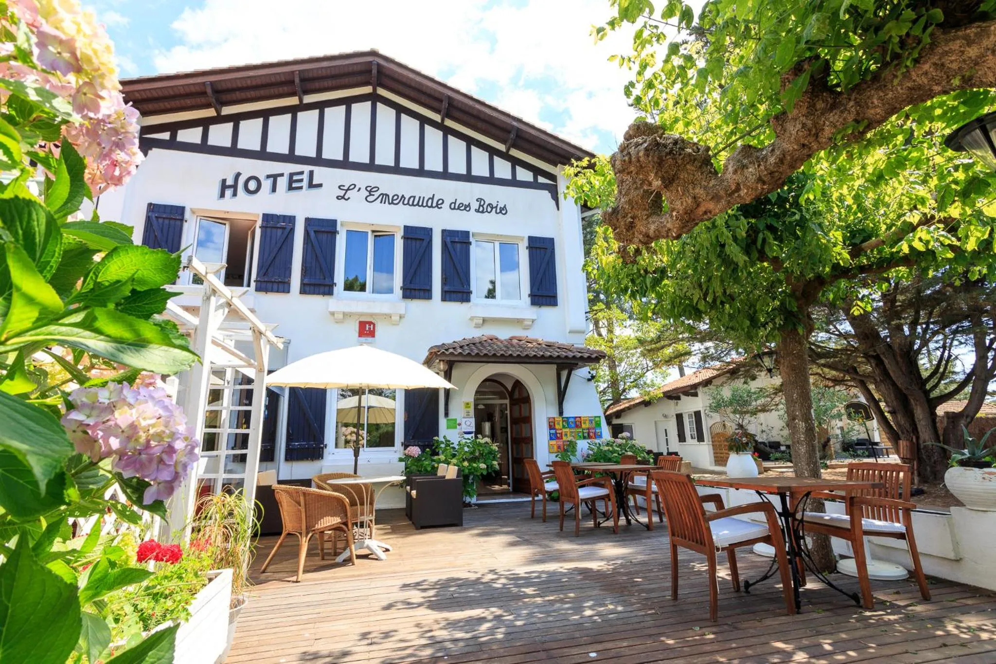Patio in Logis Hôtel Emeraude des Bois
