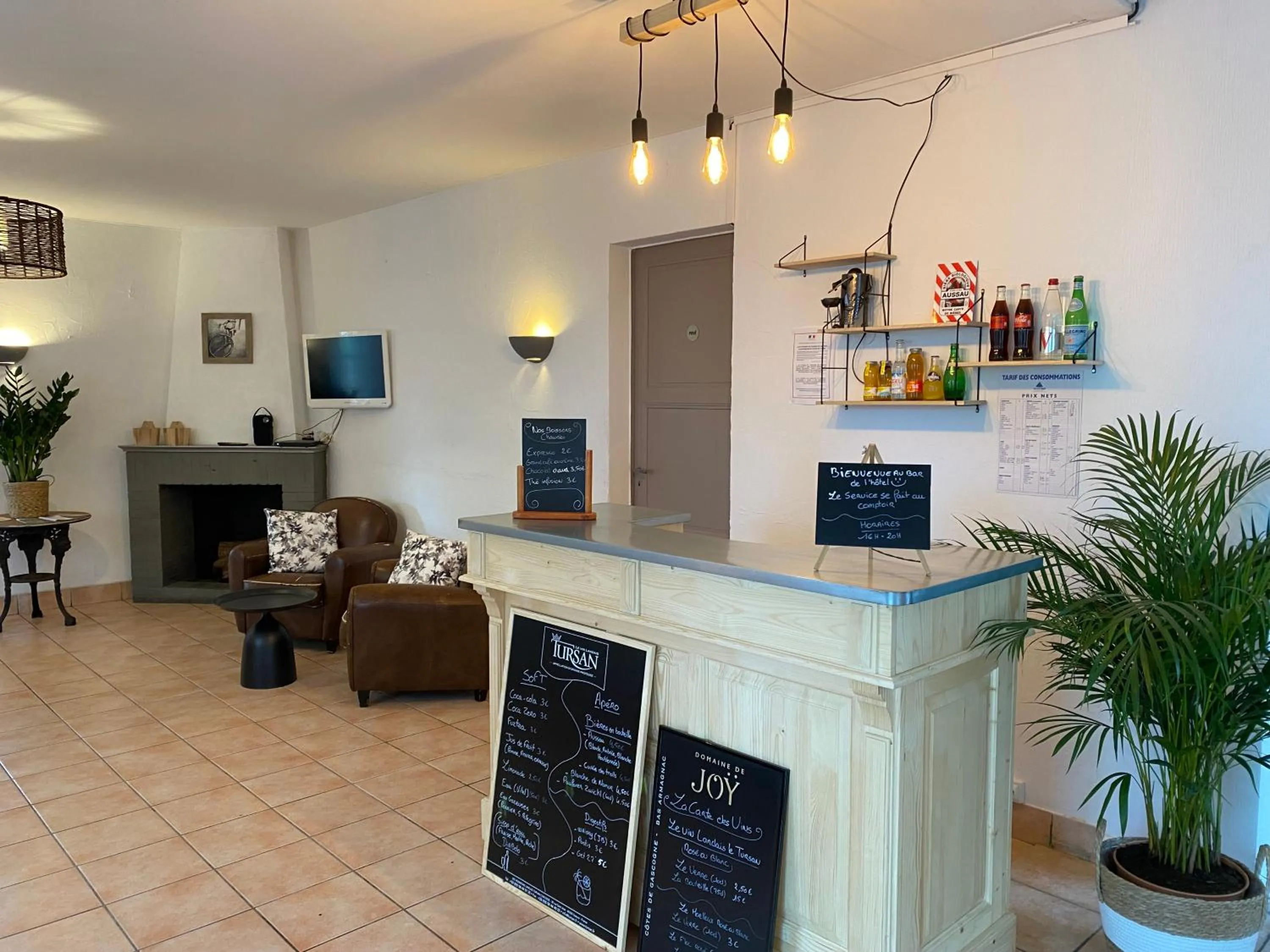 Lounge or bar in Logis Hôtel Emeraude des Bois