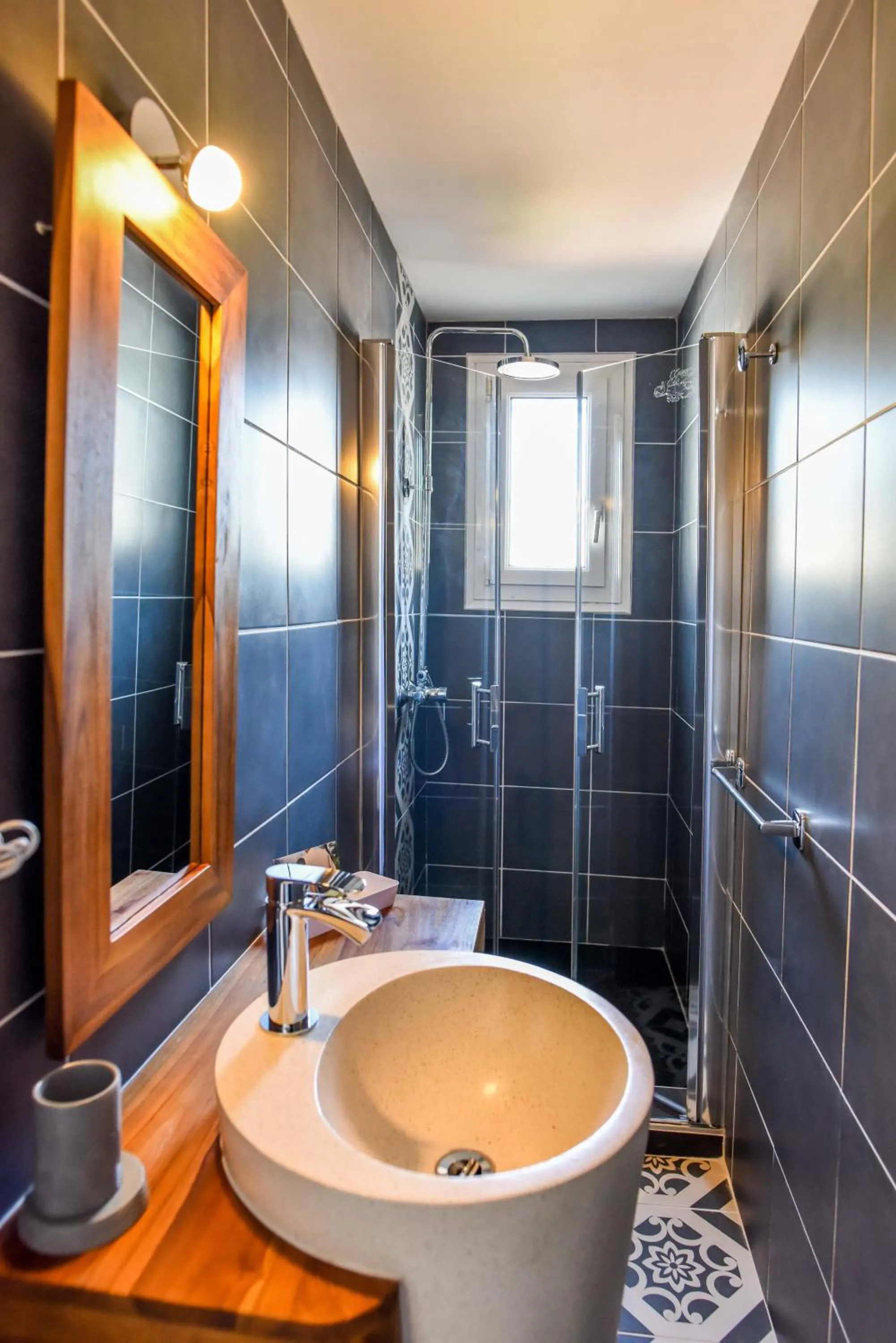 Shower in Logis Hôtel Emeraude des Bois