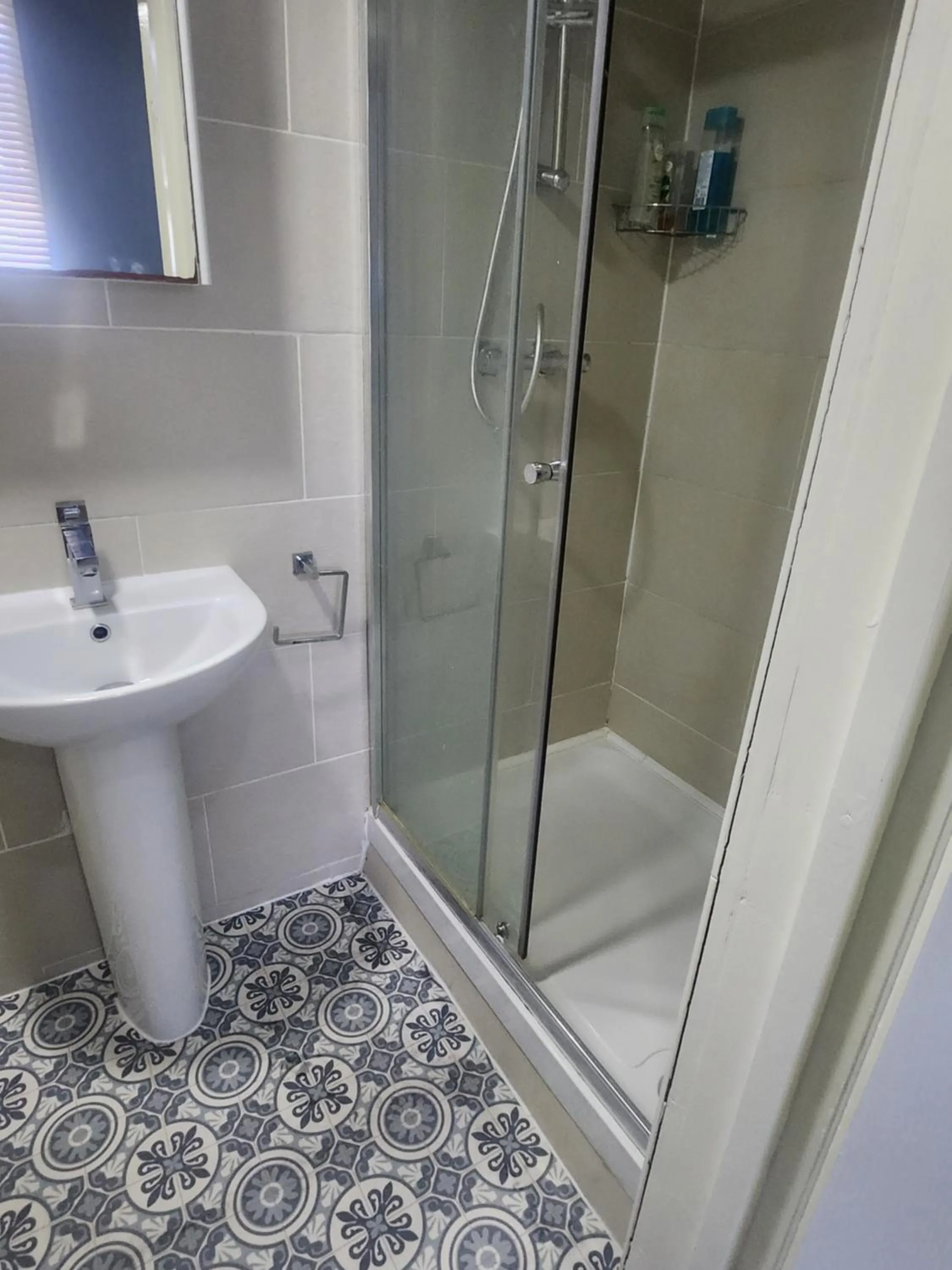 Shower in Dodi Aparts London, near Stratford close to tube station