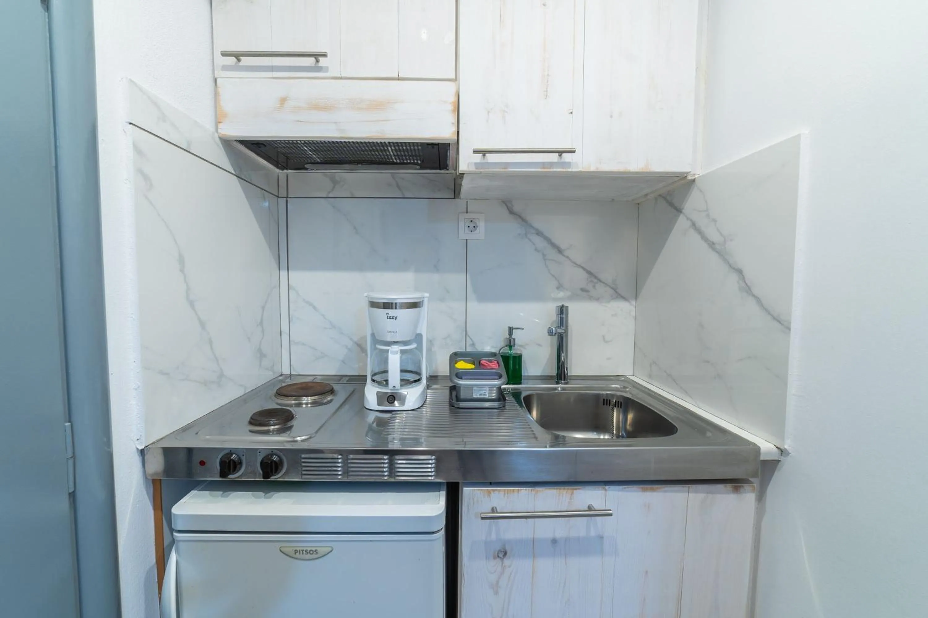 Coffee/tea facilities in City Center Studios by Cretan Houses