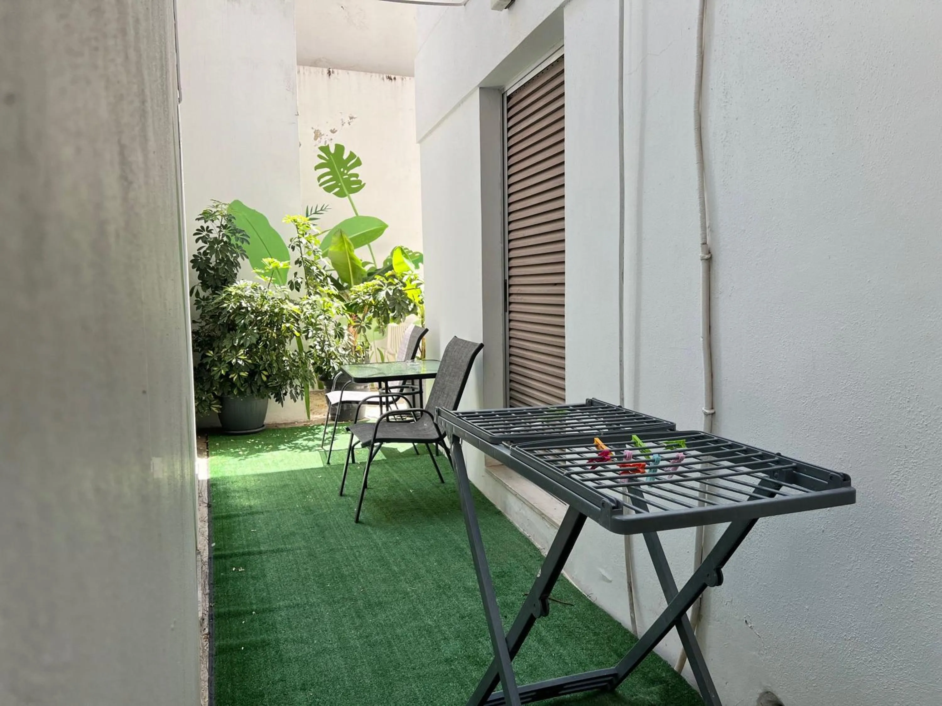 Patio in City Center Studios by Cretan Houses