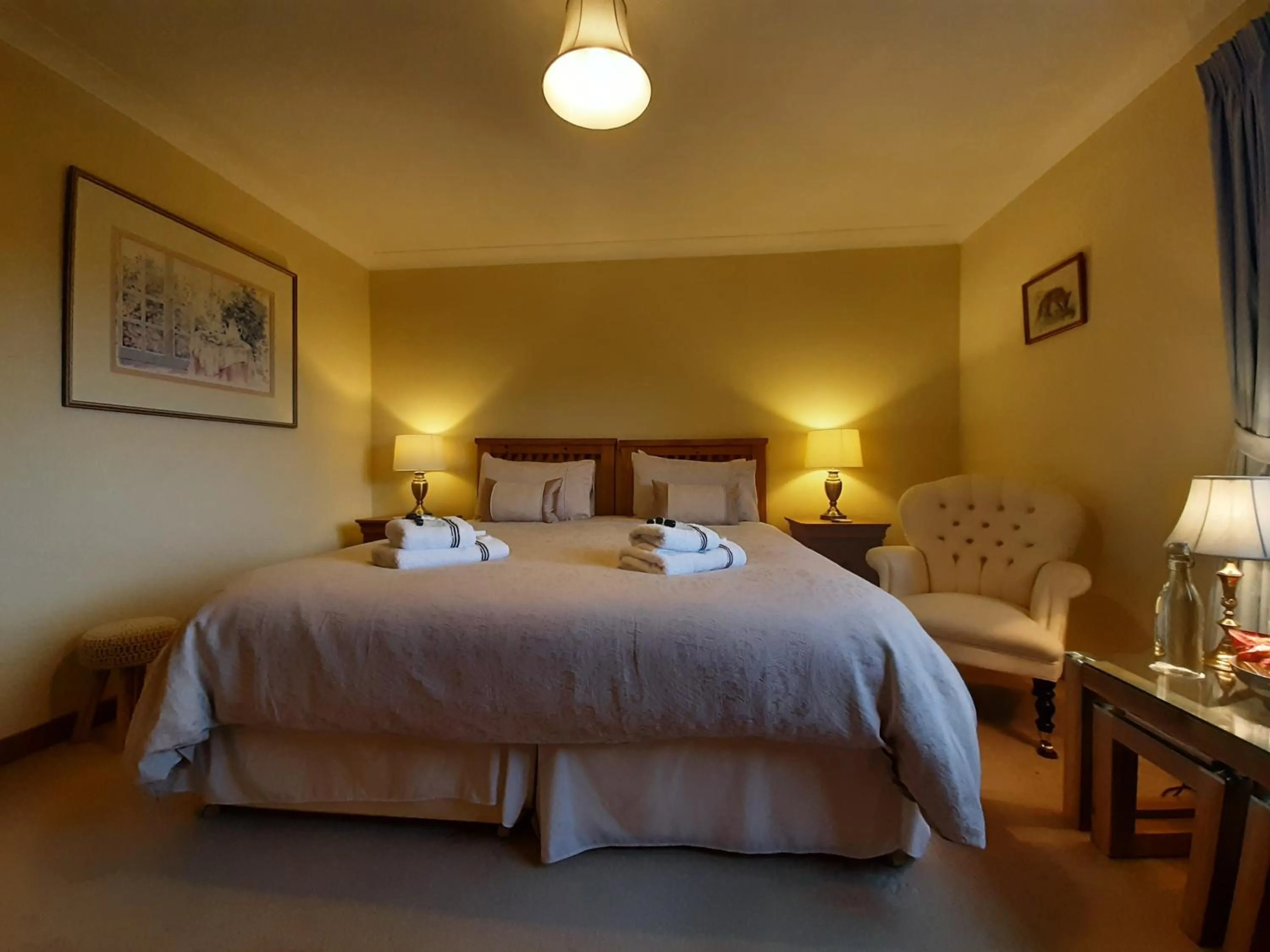 Bedroom, Bed in High March