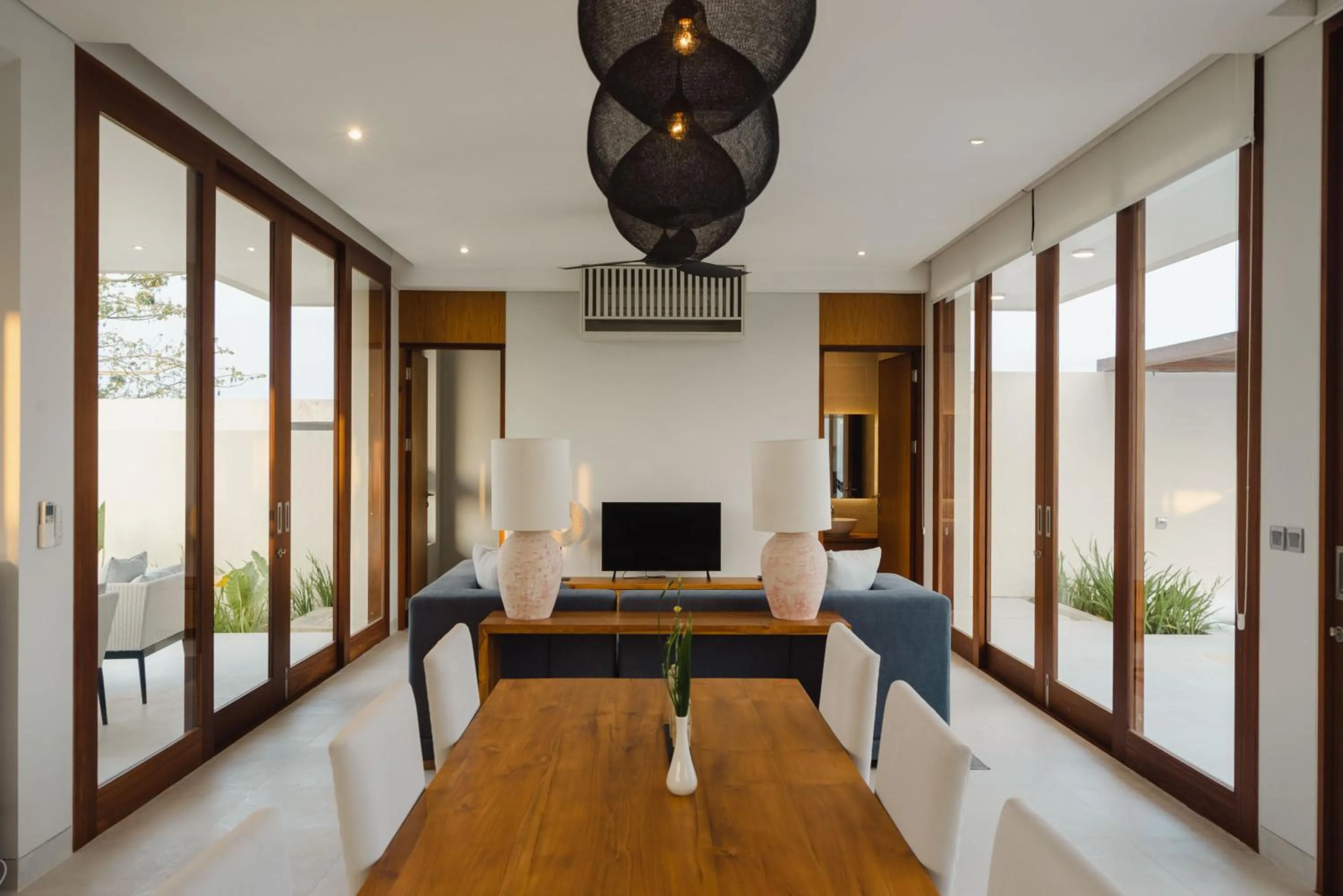 Communal lounge/ TV room in Selong Selo Resort and Villas