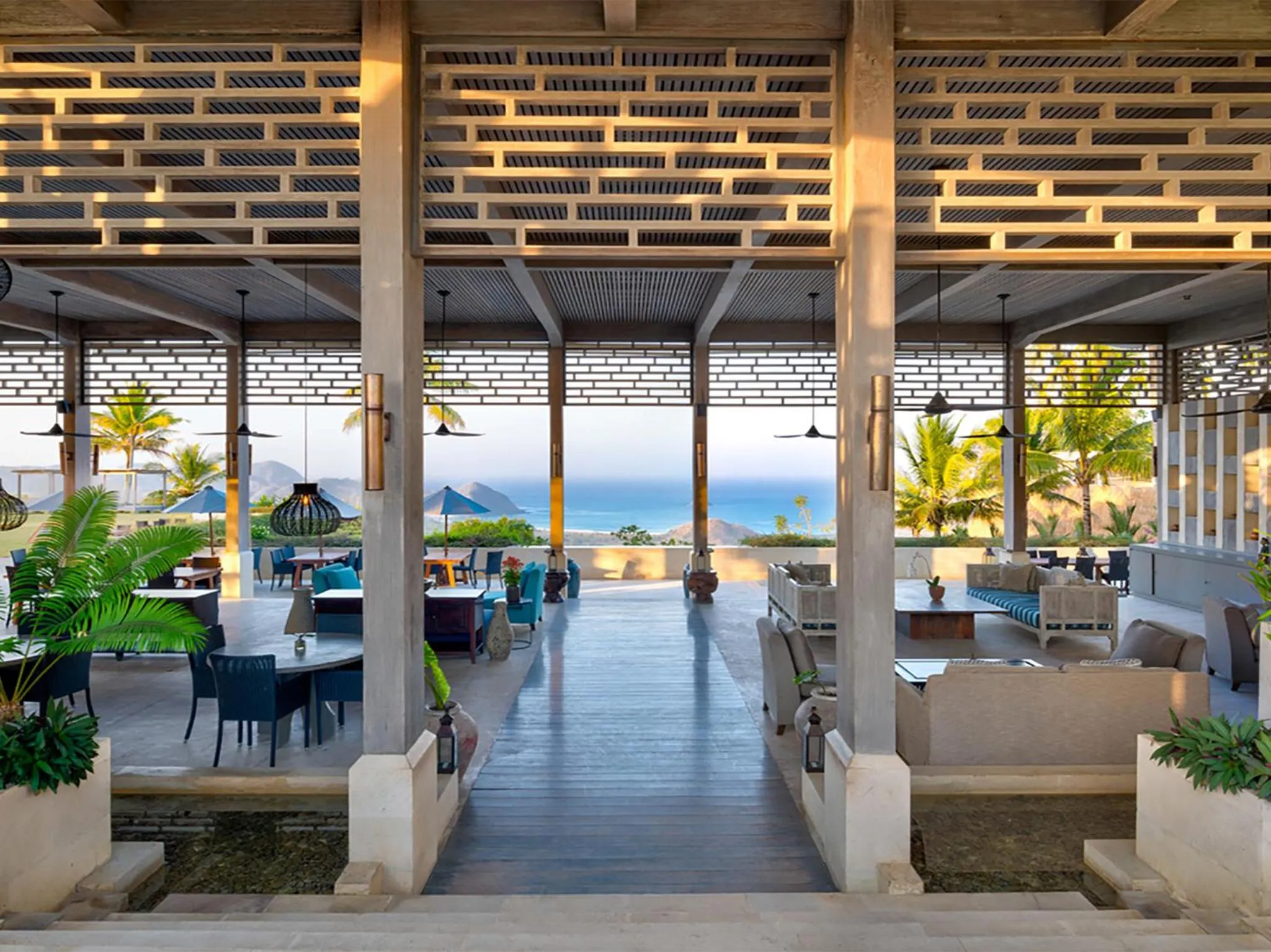 Restaurant/places to eat in Selong Selo Resort and Villas