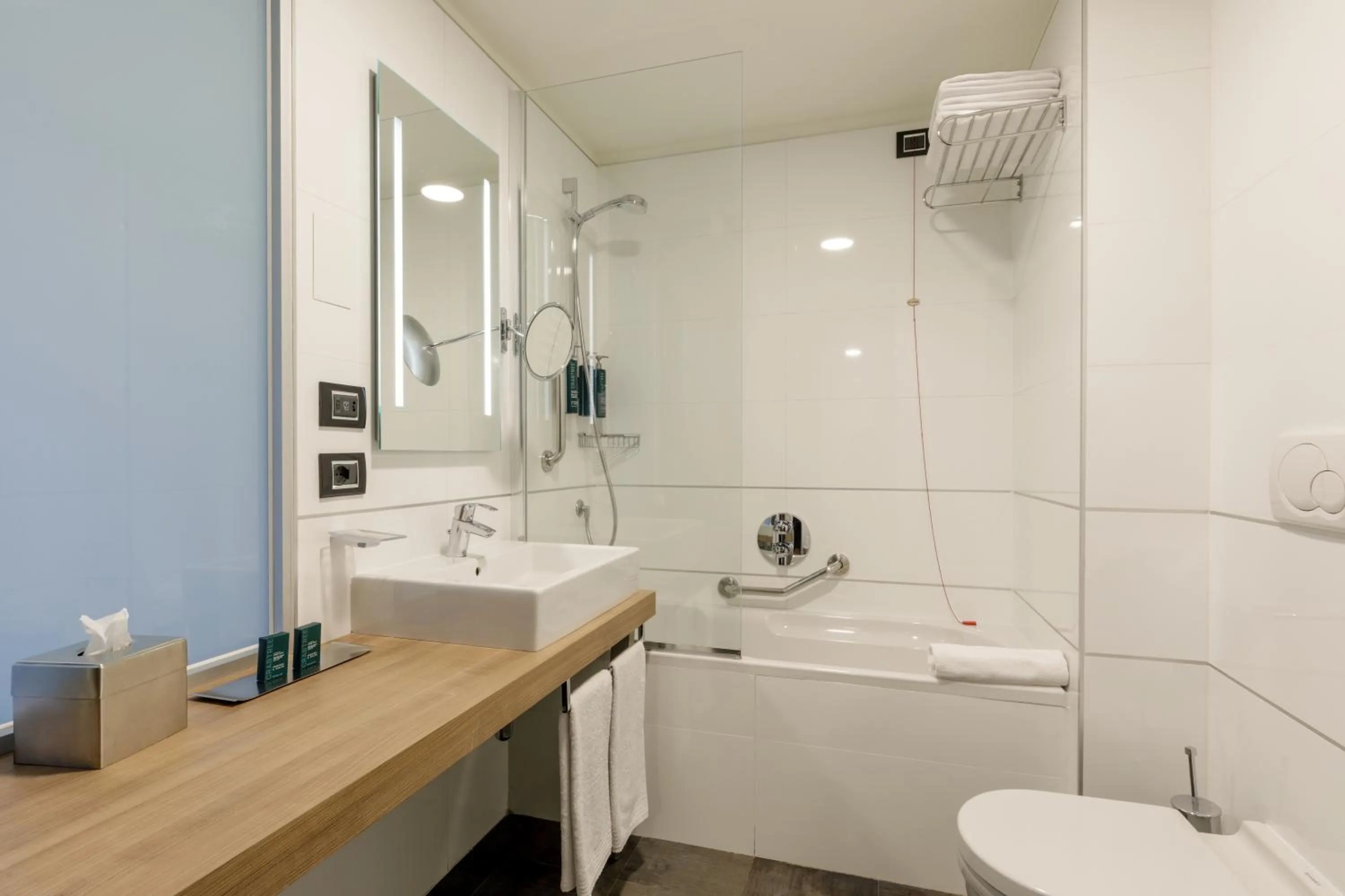 Toilet in DoubleTree By Hilton Milan