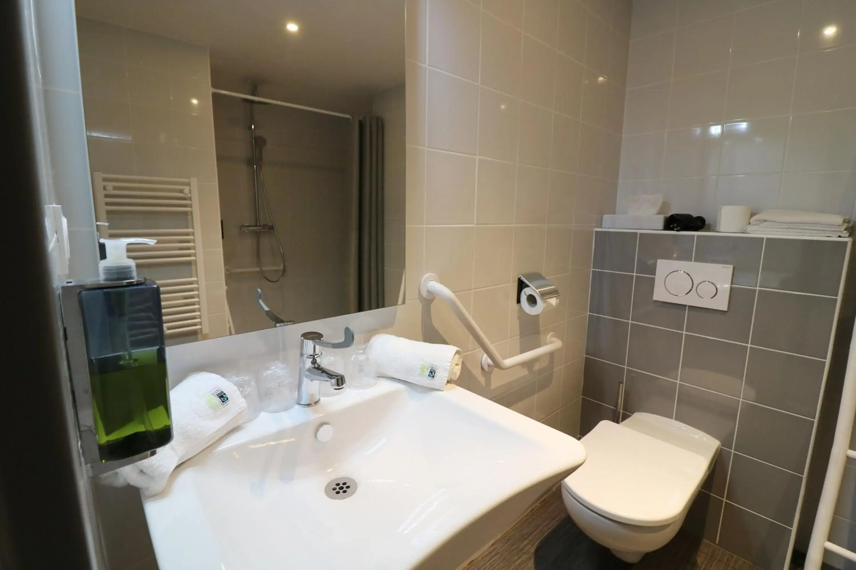 Bathroom in Hotel Le Virevent Bathroom in Hotel Le Virevent