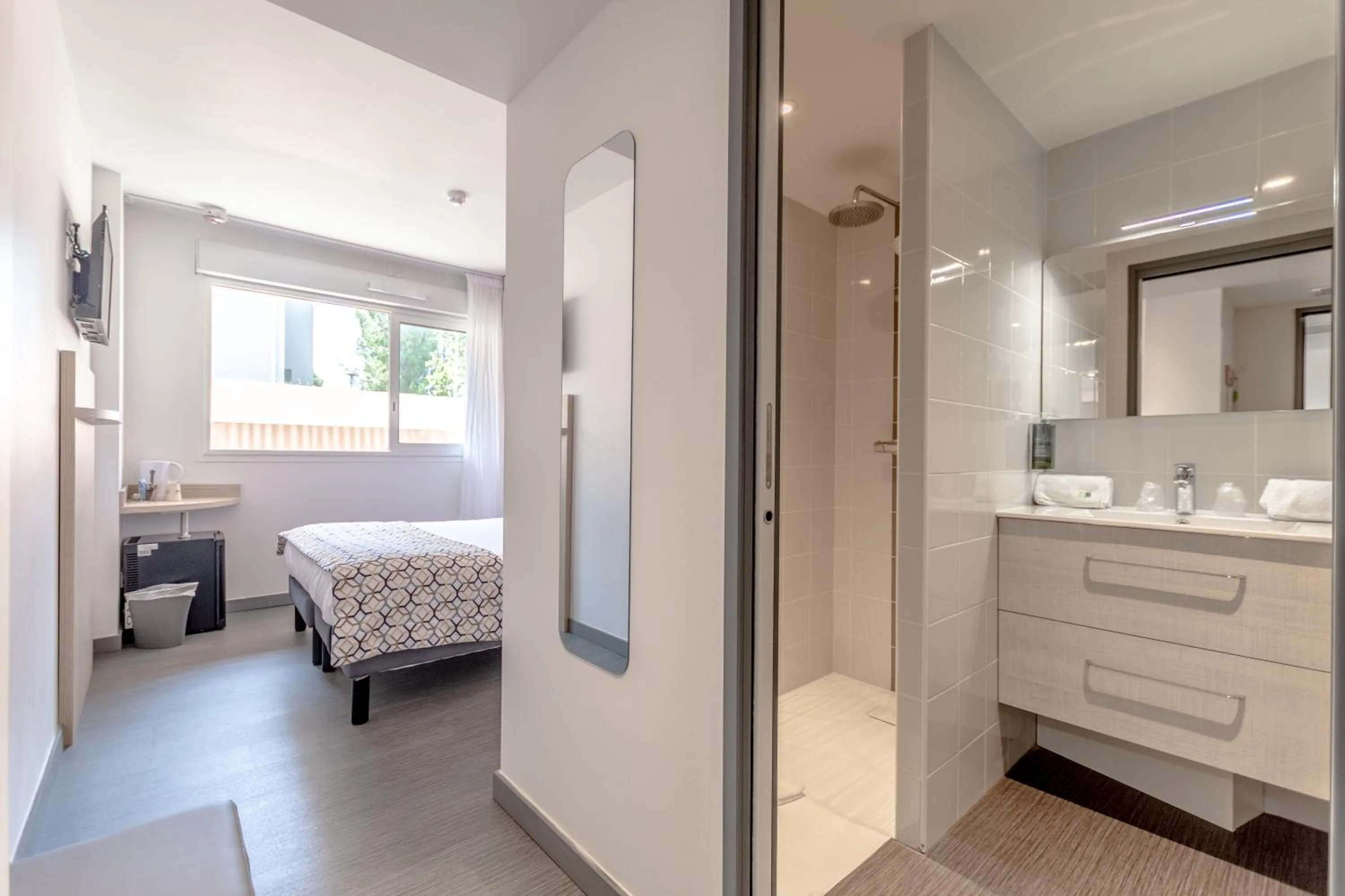 Bathroom, Bed in Hotel Le Virevent