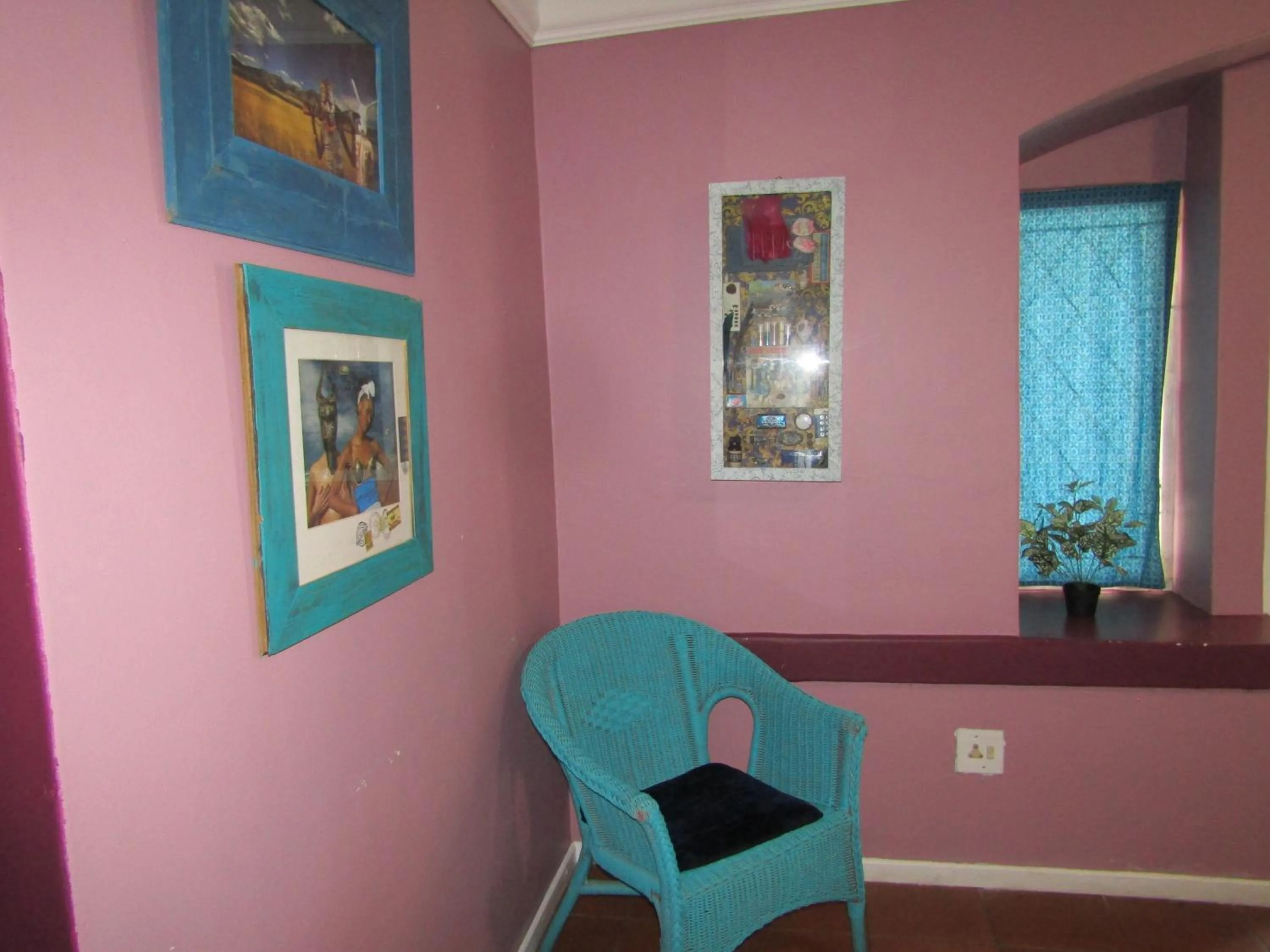 Seating area in Sugar Hill Manor