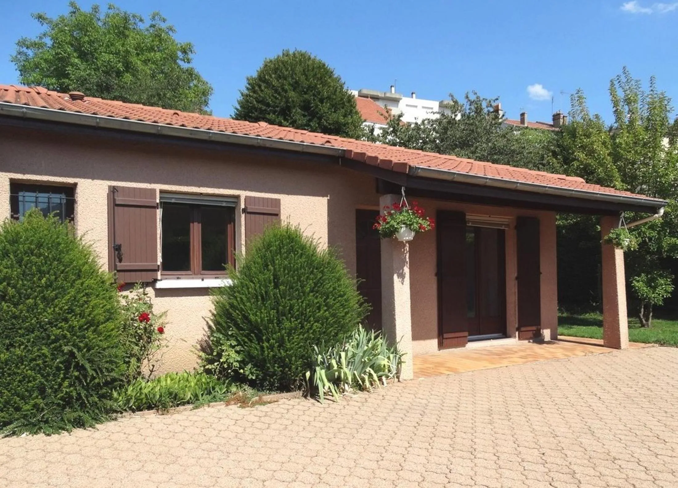 Facade/entrance in Le Clos Gentiane