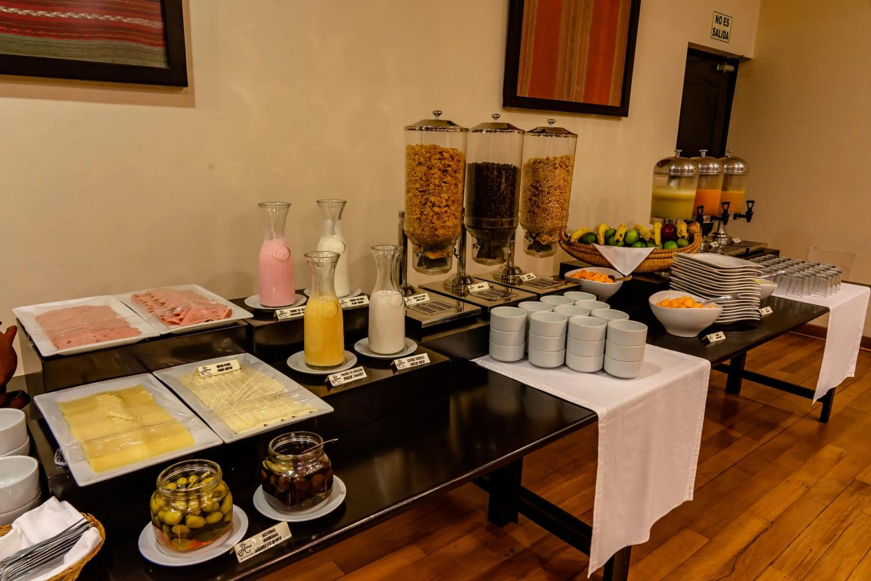 Buffet breakfast in Hotel Jose Antonio Puno