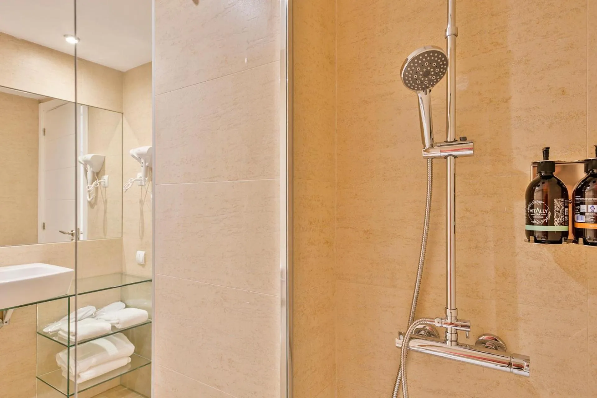 Bathroom in Lugaris Rambla Apartments