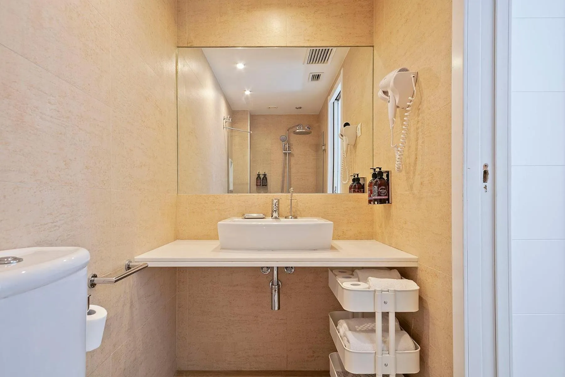 Bathroom in Lugaris Rambla Apartments