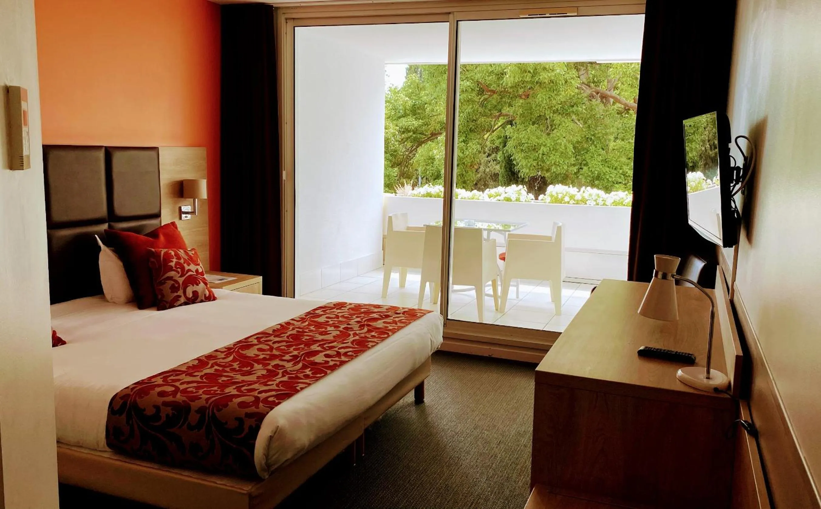 Balcony/Terrace, Bed in Royal Cottage Pamela Hotel Cassis