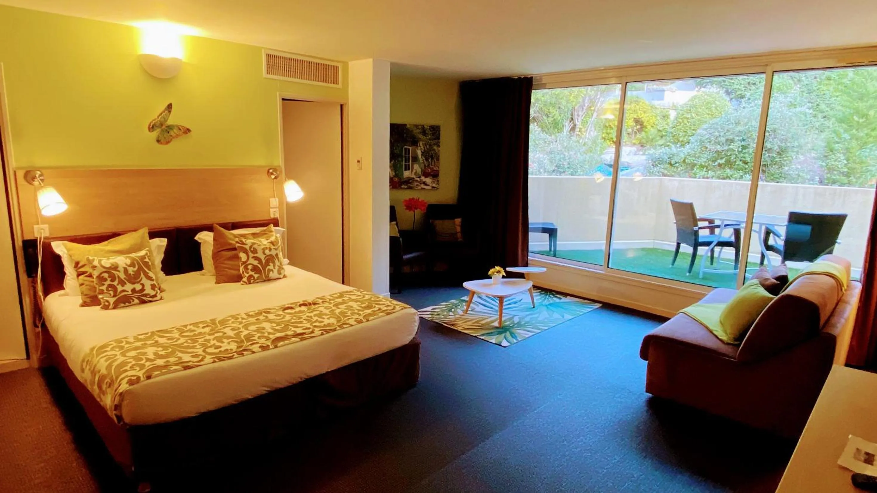 Balcony/Terrace, Bed in Royal Cottage Pamela Hotel Cassis