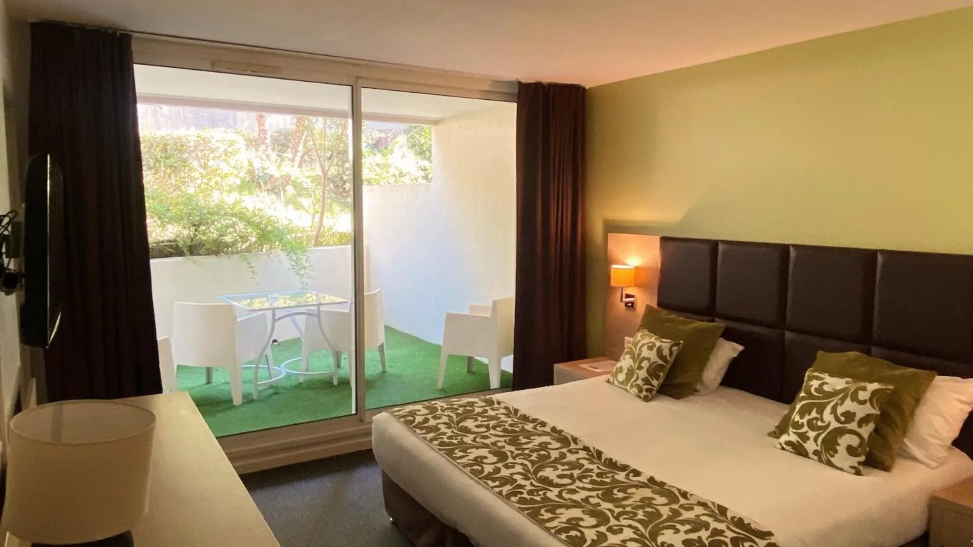 Balcony/Terrace, Bed in Royal Cottage Pamela Hotel Cassis