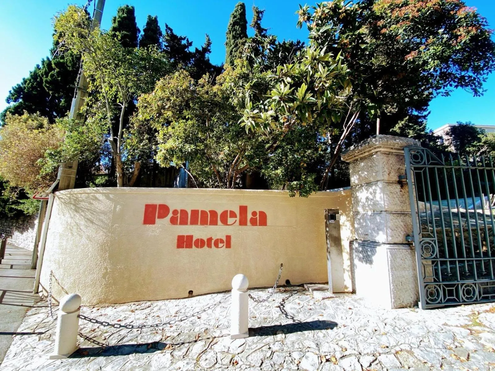 Facade/entrance in Royal Cottage Pamela Hotel Cassis