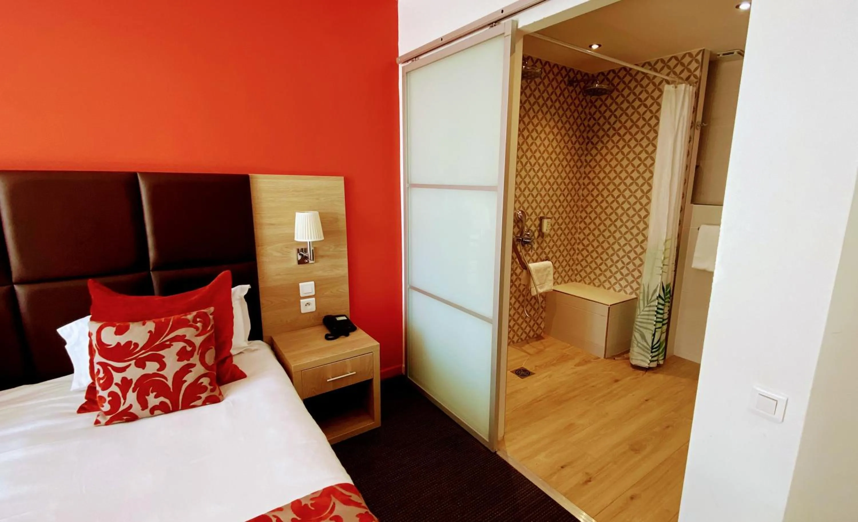 Bathroom, Bed in Royal Cottage Pamela Hotel Cassis