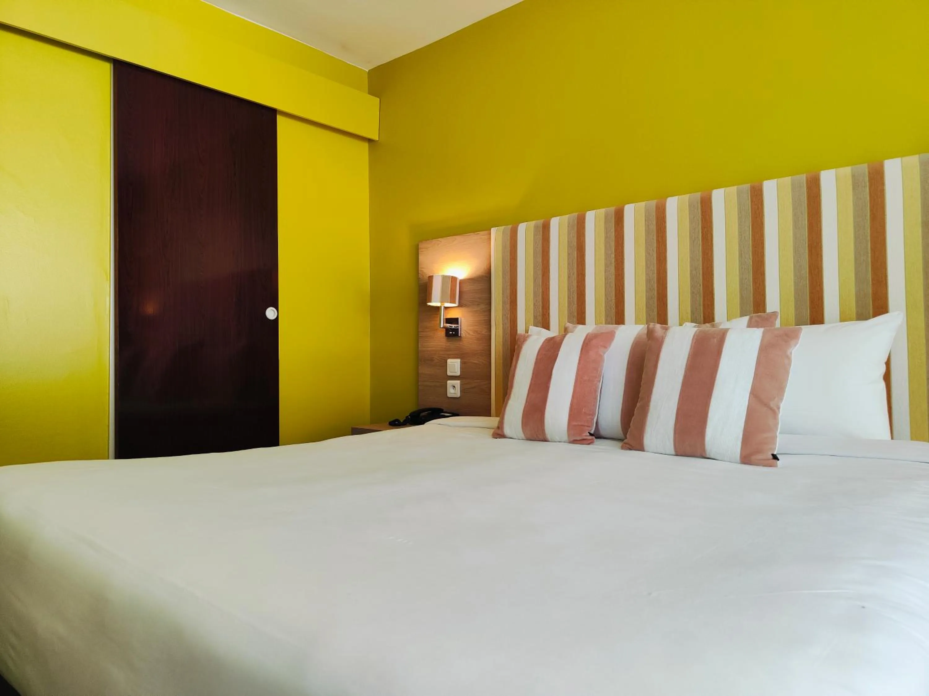 Bedroom, Bed in Royal Cottage Pamela Hotel Cassis