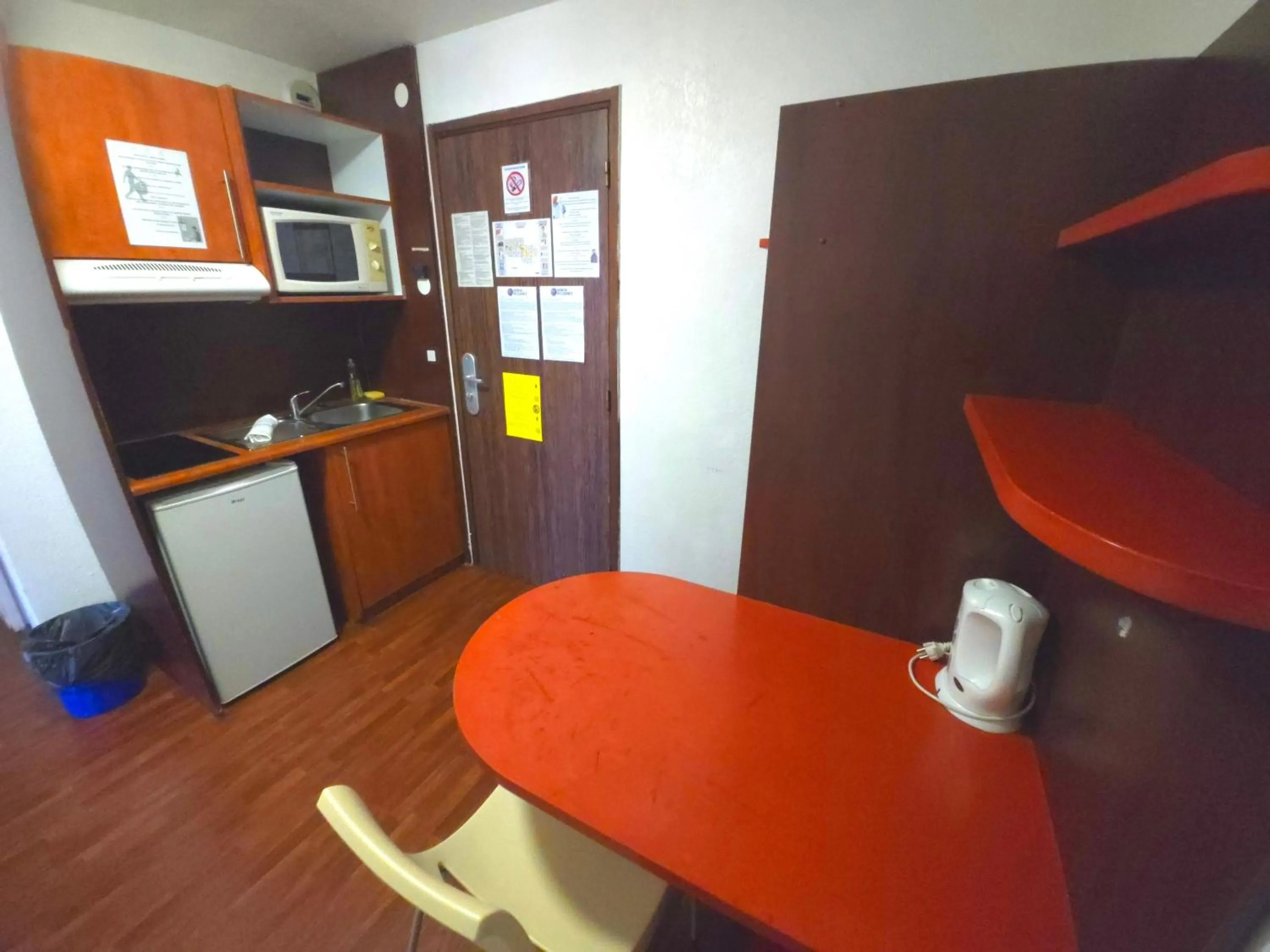 Kitchen or kitchenette in Geneva Residence