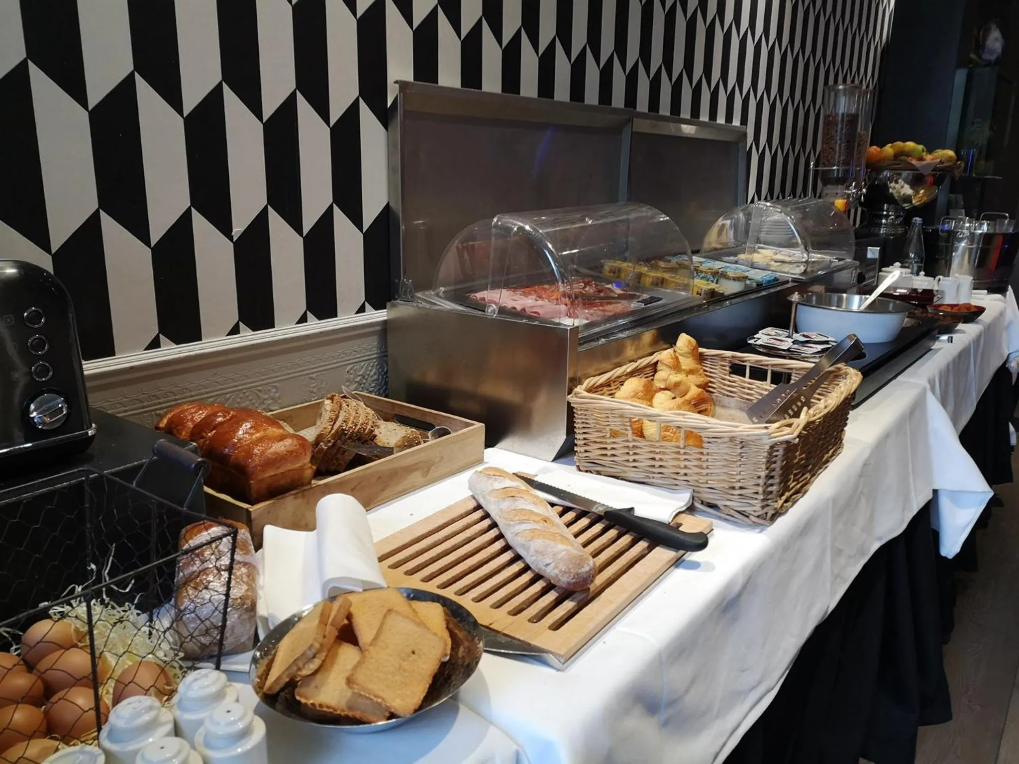 Buffet breakfast in Hôtel Restaurants & Spa Perier Du Bignon