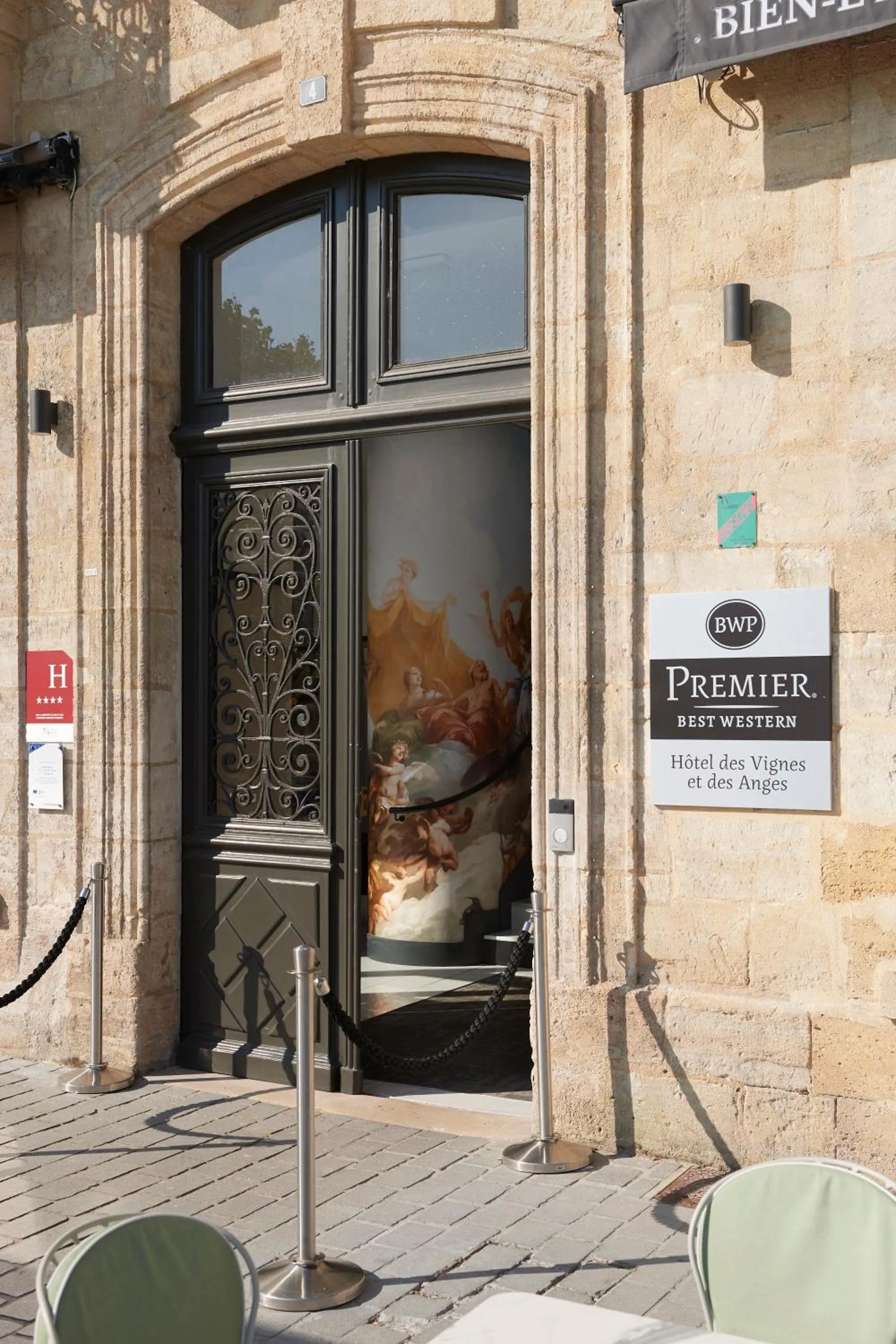 Property building in Best Western Premier Hotel des Vignes et des Anges