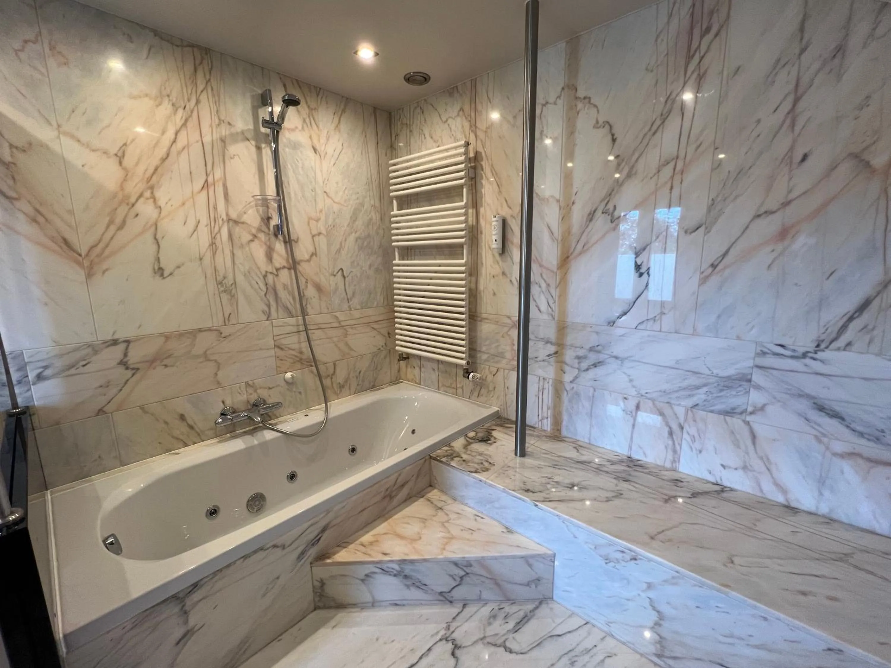 Bathroom in Hôtel Restaurant Lamy