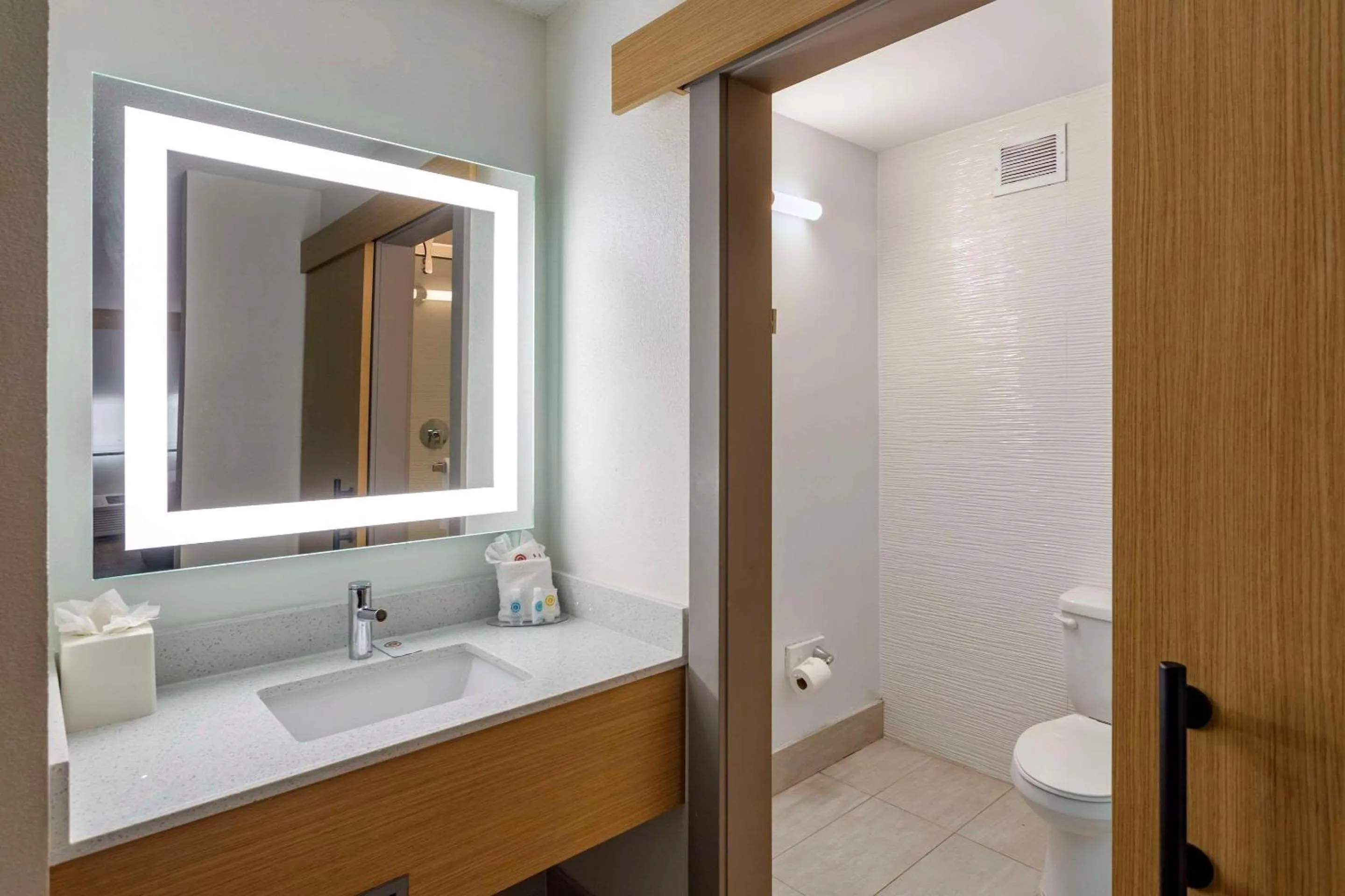 Bedroom in Comfort Inn & Suites Nashville Downtown - Stadium