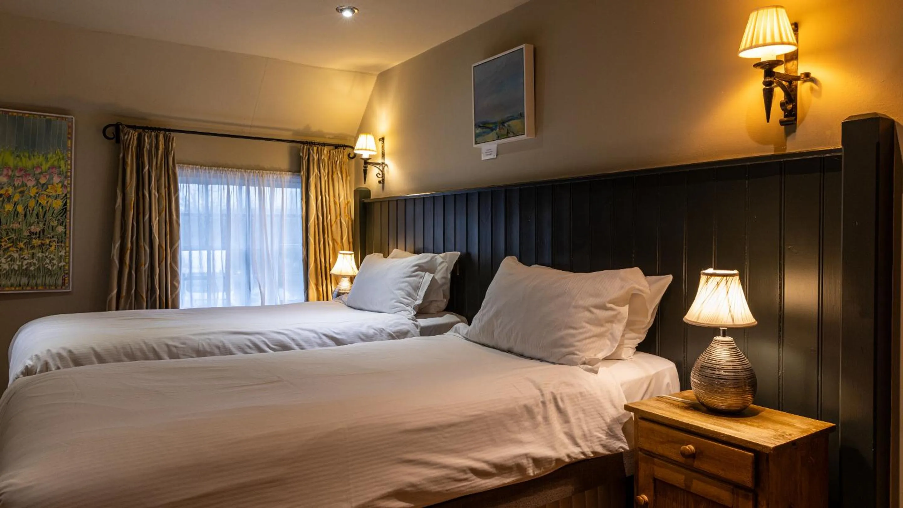 Bathroom, Bed in Blue Ball Inn