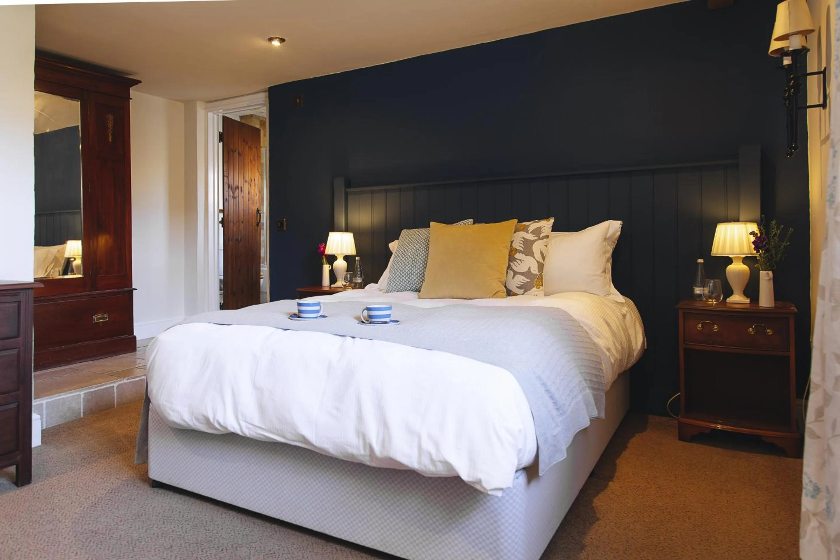 Bathroom, Bed in The Blue Ball Inn