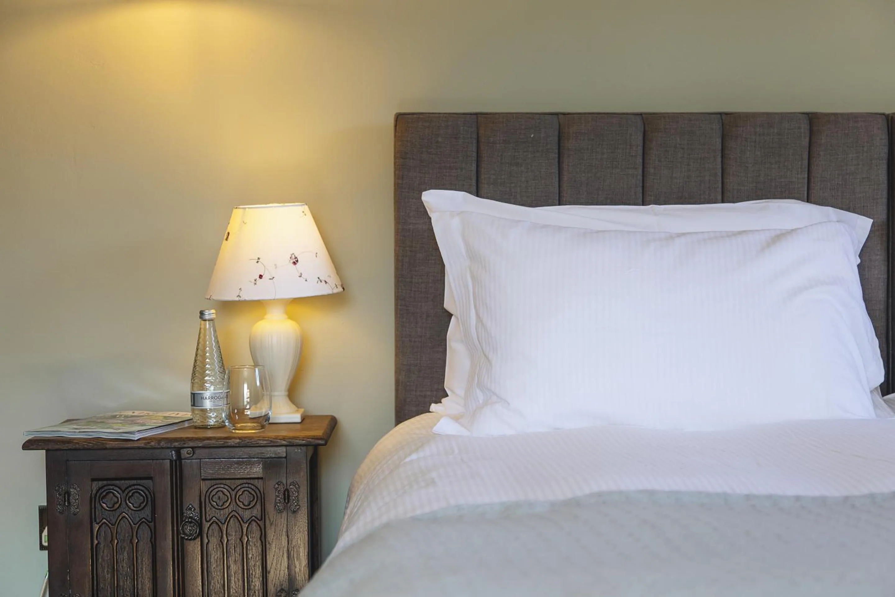 Bedroom, Bed in The Blue Ball Inn