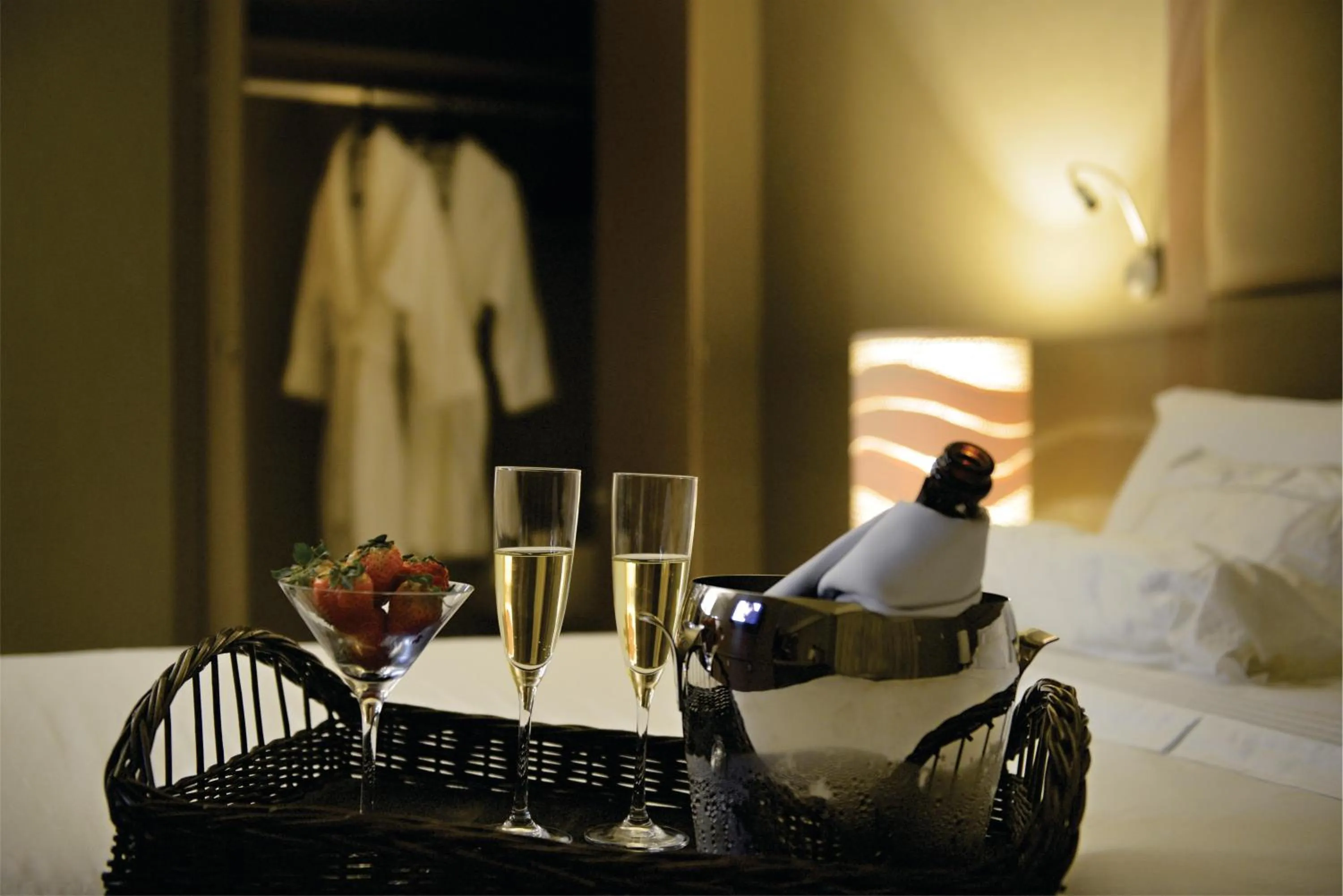 Coffee/tea facilities, Bed in Hardman Praia Hotel