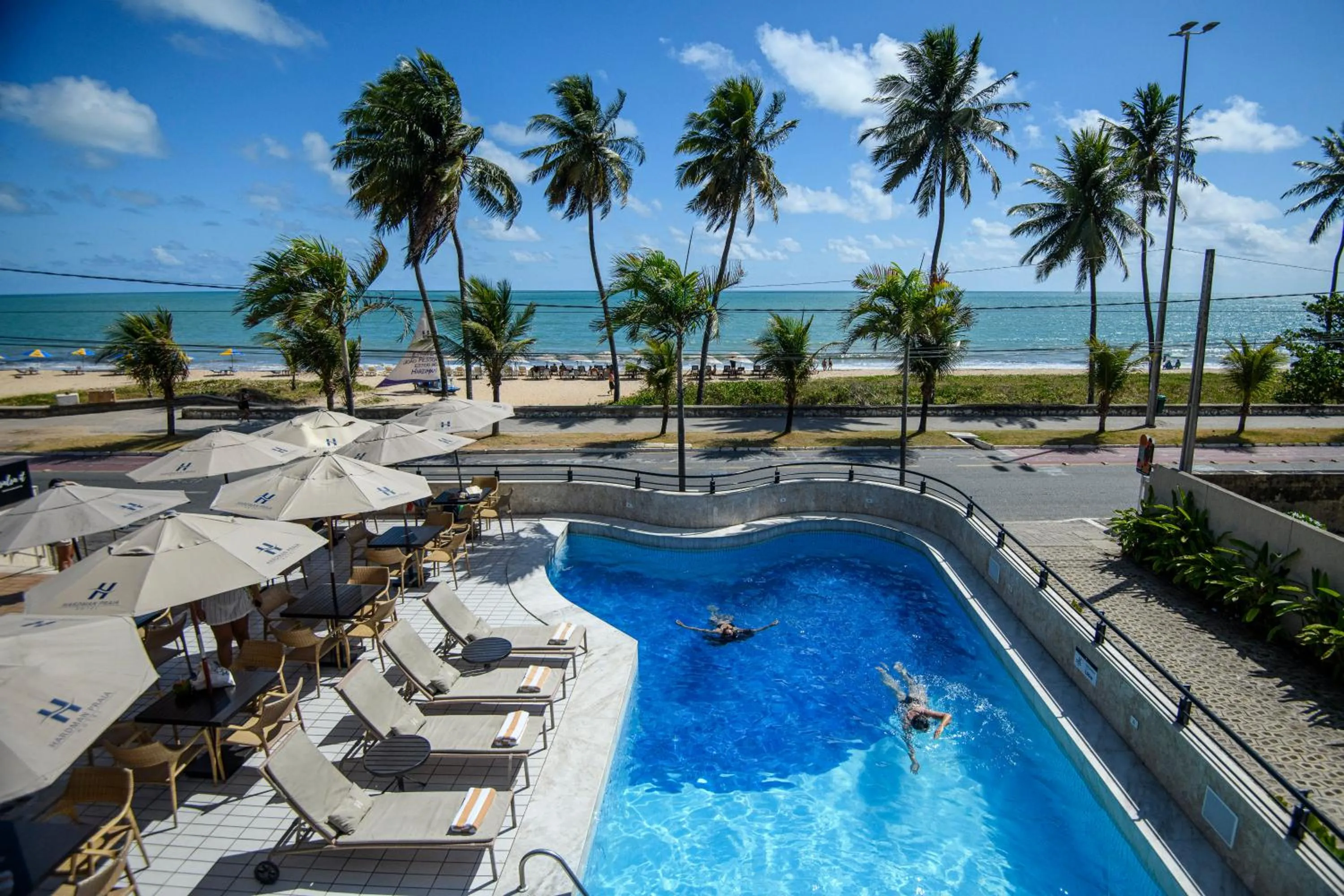 Swimming pool in Hardman Praia Hotel